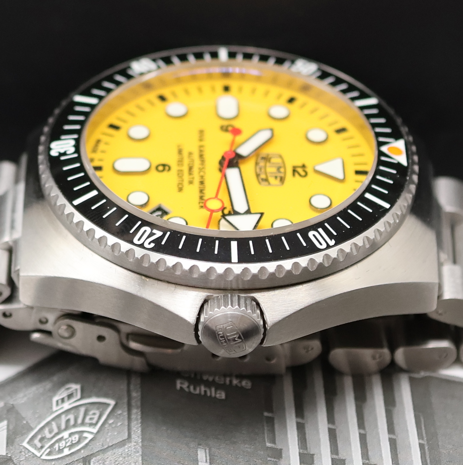 Detail c: UMF RUHLA auf 499 Stück limitierte Armbanduhr NVA-Kampfschwimmer Referenz 198-5, Automatik, Deutschland/Japan um 2024, Edelstahlgeh. inkl. orig. ...