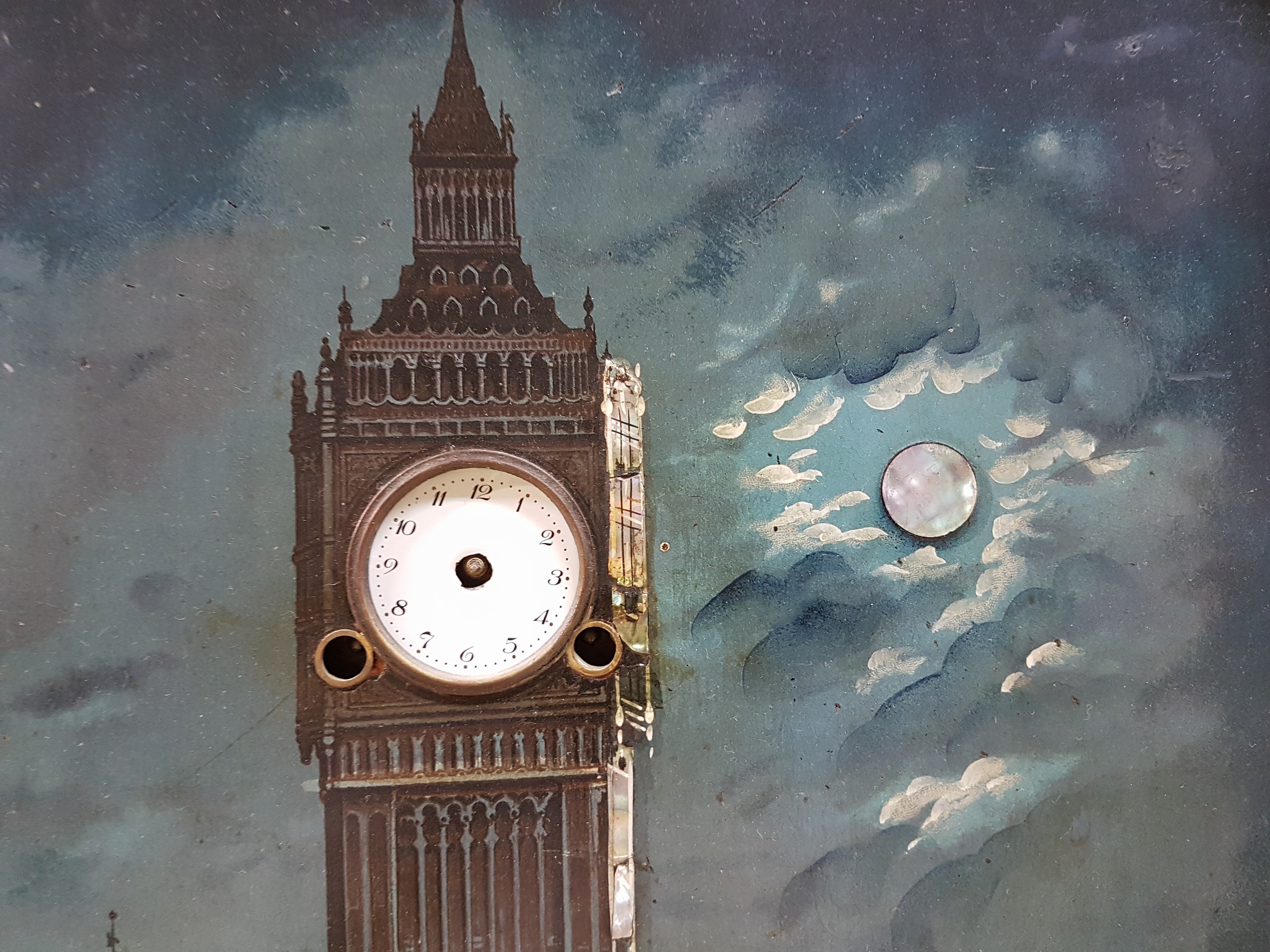 Detail c: Bilderuhr mit Ansicht des Big Ben London, mit Musikspielwerk, England um 1900, verzierter Rahmen (min. besch.), polychrom lithographiert auf Metall, ...