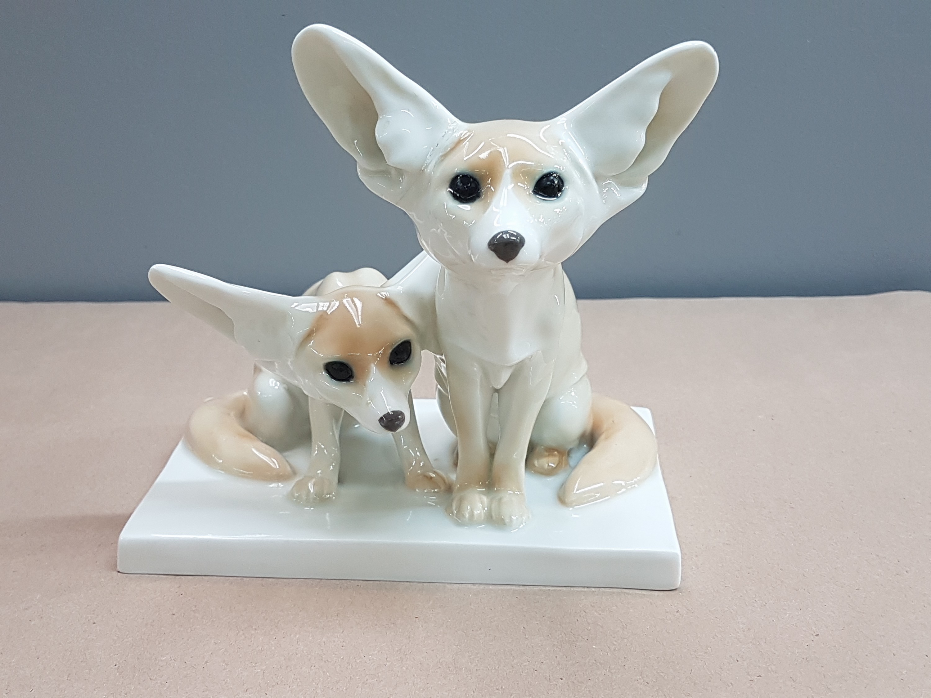 Detail a: Porzellangruppe, Meissen, 2.H.20.Jh.,, Wüstenfüchse, Modellnr. X 142, Entw. Otto Pilz (um 1907), naturalistische Bemalung, 1.Wahl, ca. 15.5x16.5x15 ...