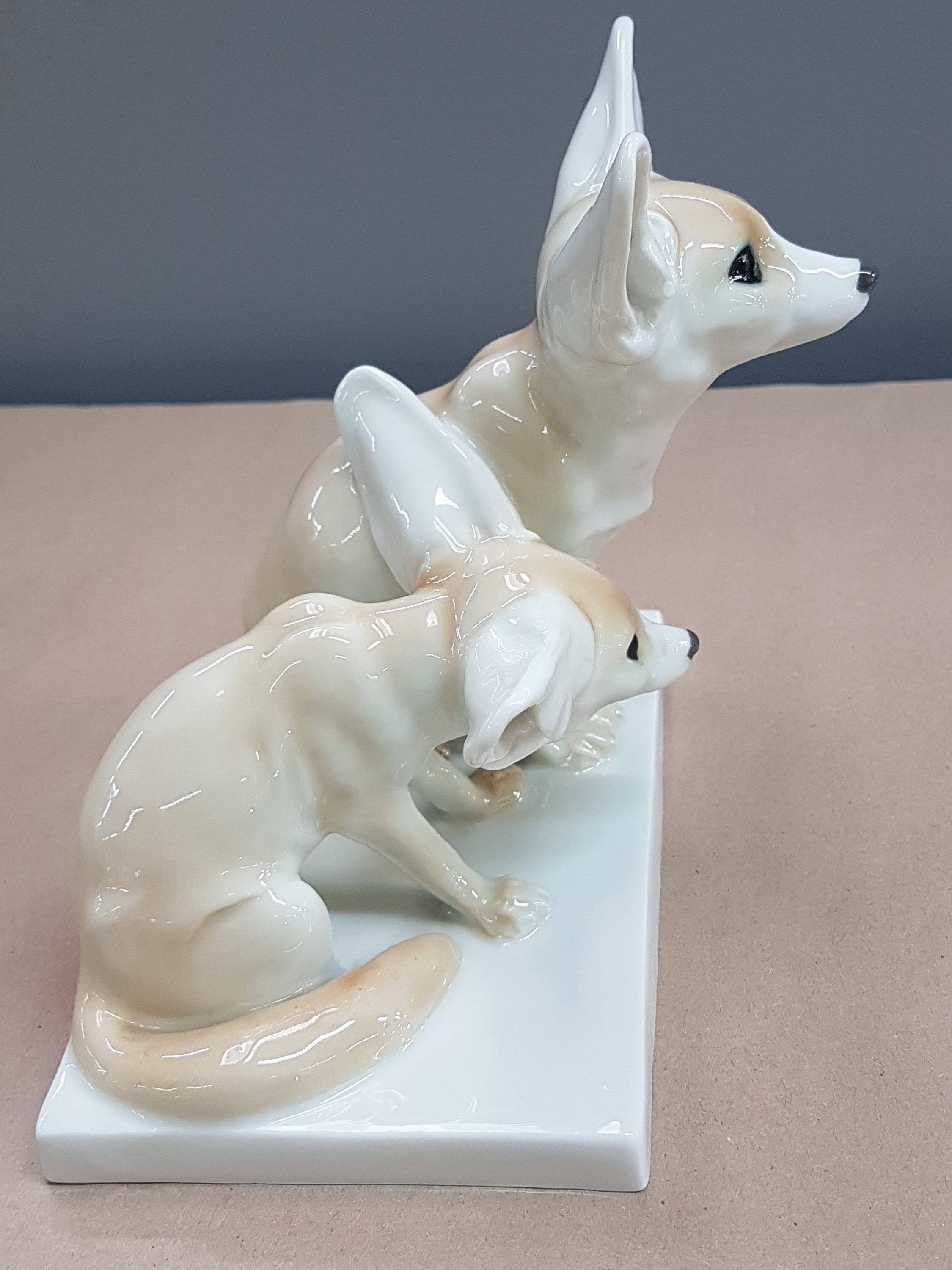 Detail d: Porzellangruppe, Meissen, 2.H.20.Jh.,, Wüstenfüchse, Modellnr. X 142, Entw. Otto Pilz (um 1907), naturalistische Bemalung, 1.Wahl, ca. 15.5x16.5x15 ...