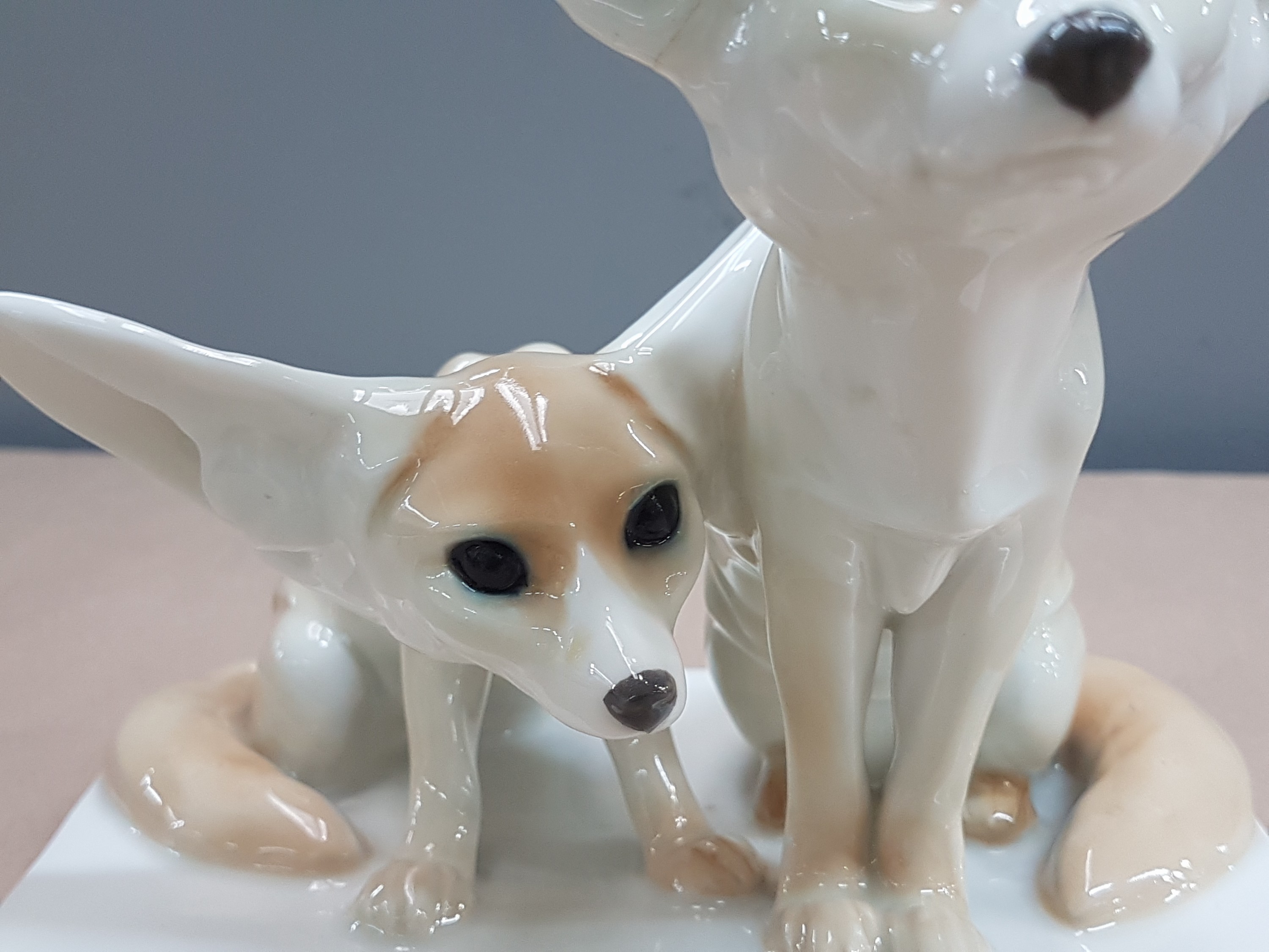 Detail f: Porzellangruppe, Meissen, 2.H.20.Jh.,, Wüstenfüchse, Modellnr. X 142, Entw. Otto Pilz (um 1907), naturalistische Bemalung, 1.Wahl, ca. 15.5x16.5x15 ...