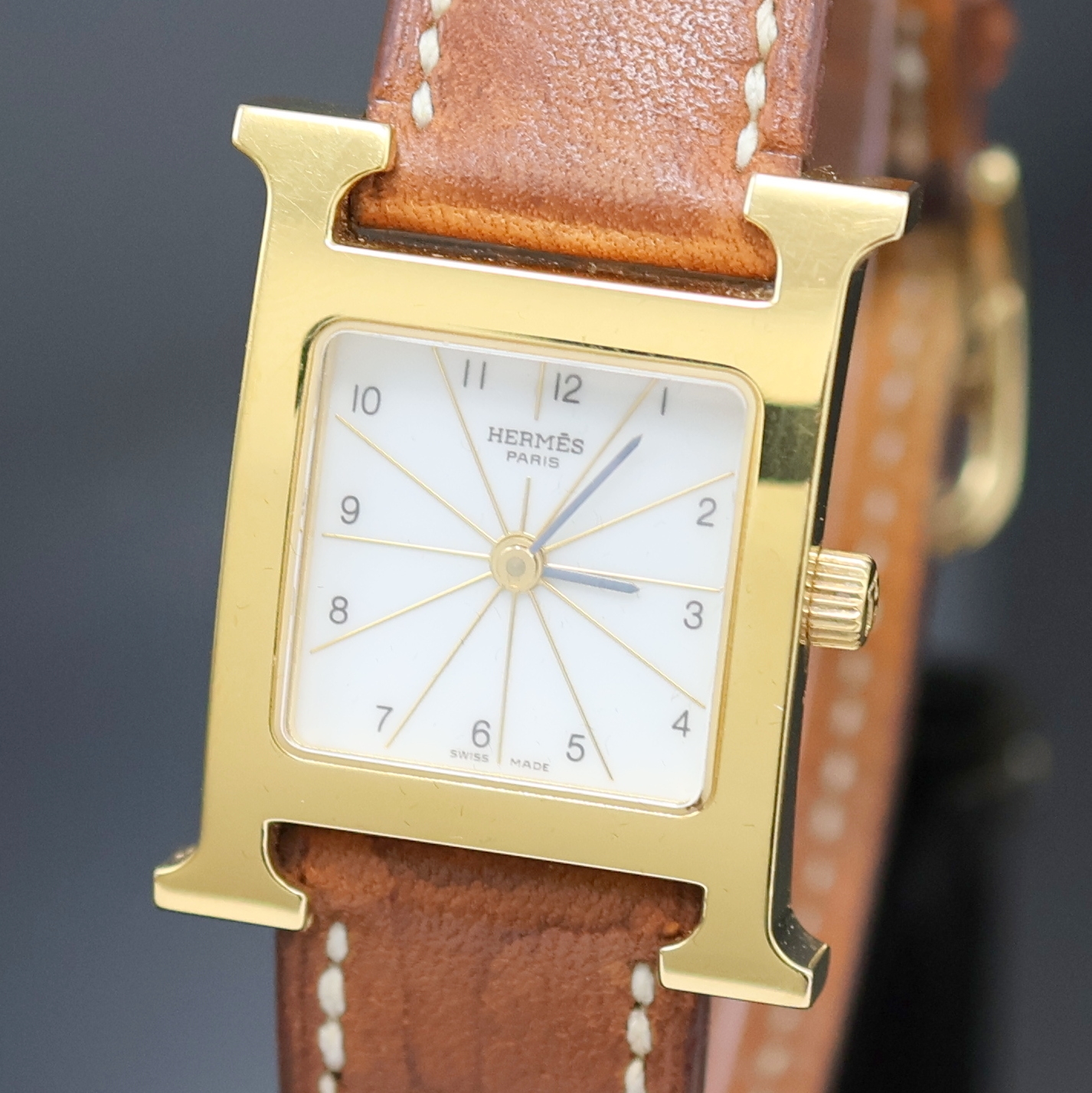 Detail a: HERMES Damenarmbanduhr Referenz HH1.201, Schweiz um 1998, verg. Geh. inkl. Lederband m. verg. orig. Dornschl., Boden 4-fach verschr., quarz, Anz. v. ...