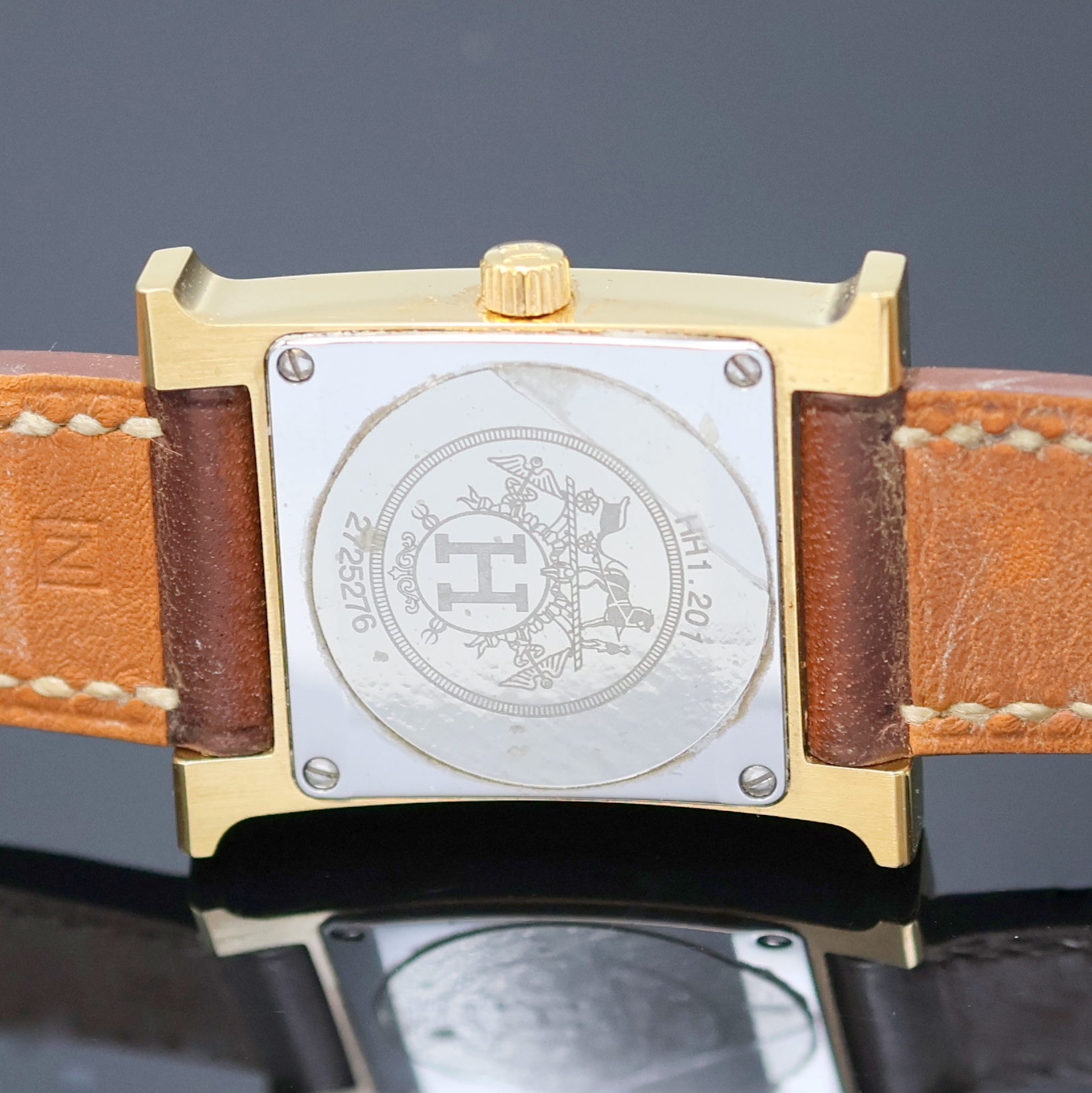 Detail d: HERMES Damenarmbanduhr Referenz HH1.201, Schweiz um 1998, verg. Geh. inkl. Lederband m. verg. orig. Dornschl., Boden 4-fach verschr., quarz, Anz. v. ...