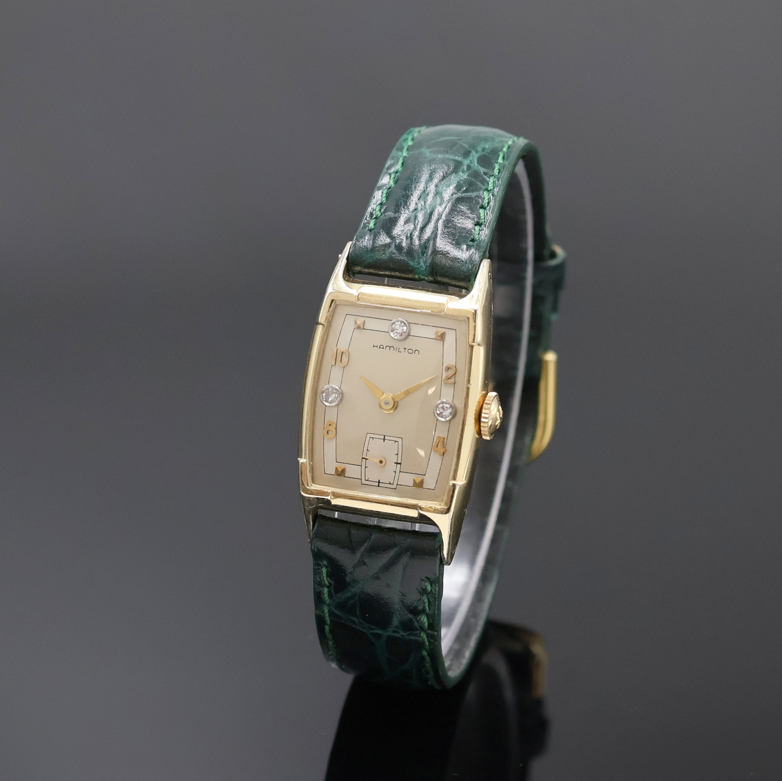 HAMILTON Armbanduhr, Handaufzug, USA um 1940, Tonnenform 14k Gold Filled Geh. in sich gew., Boden aufgedr., vers. Duoton-Zifferbl. m. 3 aufges. ...