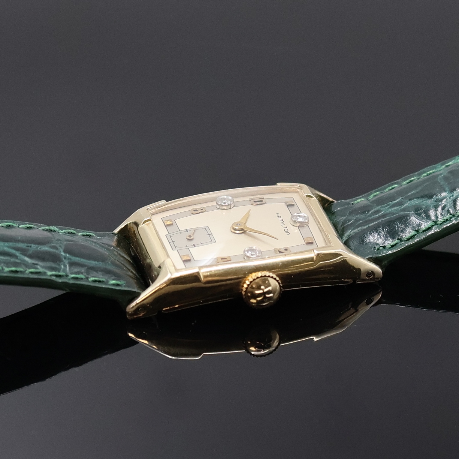 Detail b: HAMILTON Armbanduhr, Handaufzug, USA um 1940, Tonnenform 14k Gold Filled Geh. in sich gew., Boden aufgedr., vers. Duoton-Zifferbl. m. 3 aufges. ...