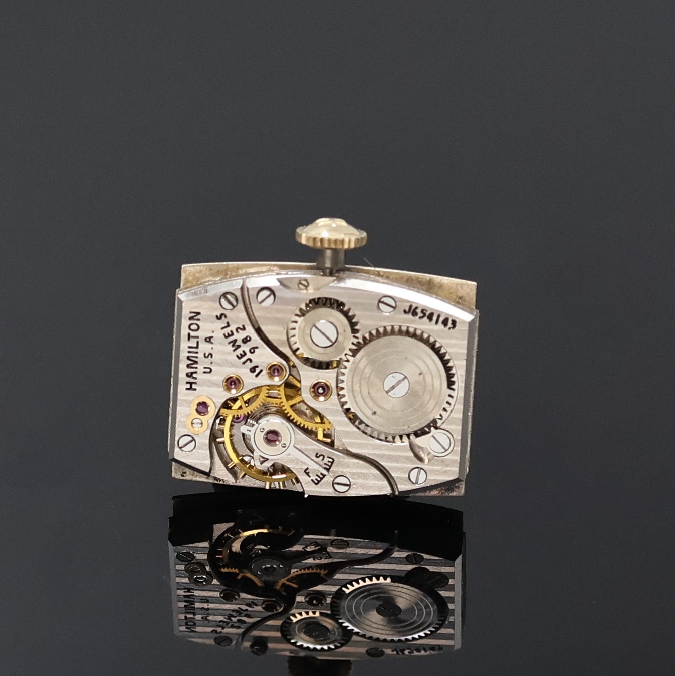 Detail e: HAMILTON Armbanduhr, Handaufzug, USA um 1940, Tonnenform 14k Gold Filled Geh. in sich gew., Boden aufgedr., vers. Duoton-Zifferbl. m. 3 aufges. ...