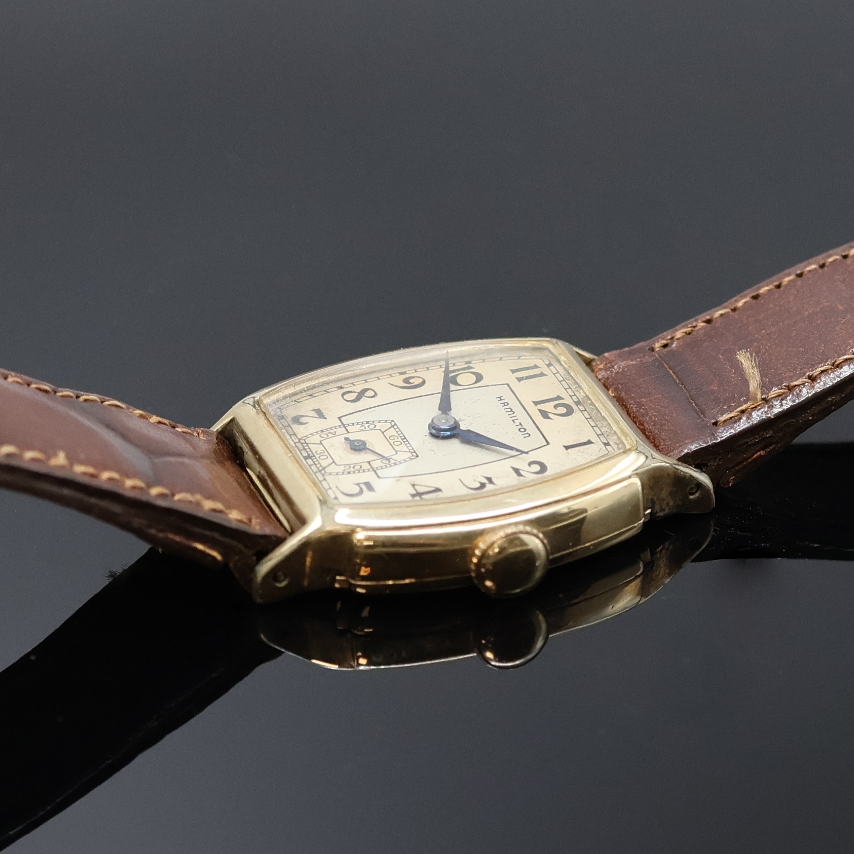 Detail b: HAMILTON Armbanduhr, USA um 1932, Handaufzug, 2-teil. 10k Gold-Filled Geh., Boden aufgedr., silb. Duoton-Zifferbl. altersbed. fl./pat., gebl. Zeiger, ...