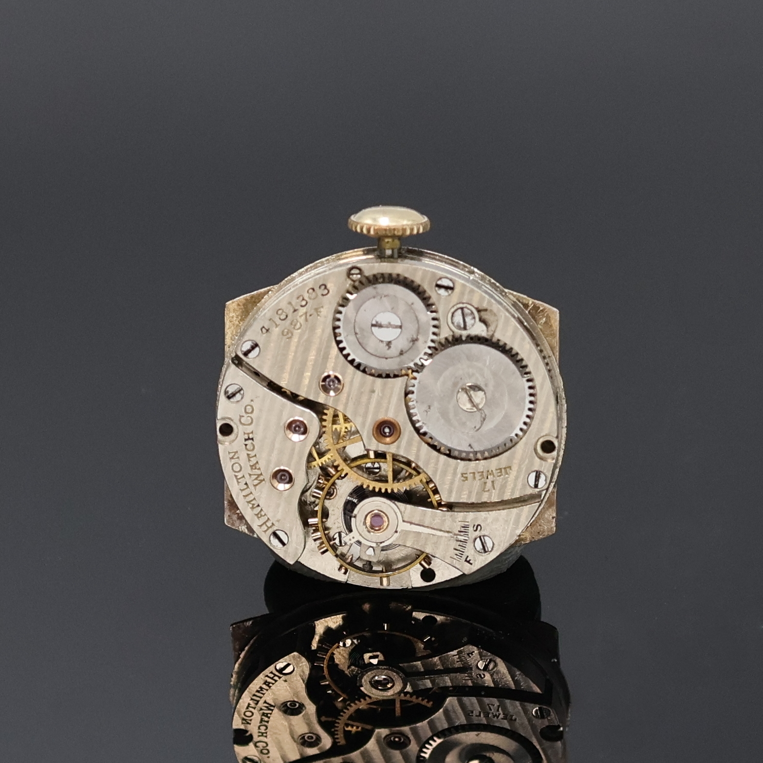 Detail e: HAMILTON Armbanduhr, USA um 1932, Handaufzug, 2-teil. 10k Gold-Filled Geh., Boden aufgedr., silb. Duoton-Zifferbl. altersbed. fl./pat., gebl. Zeiger, ...