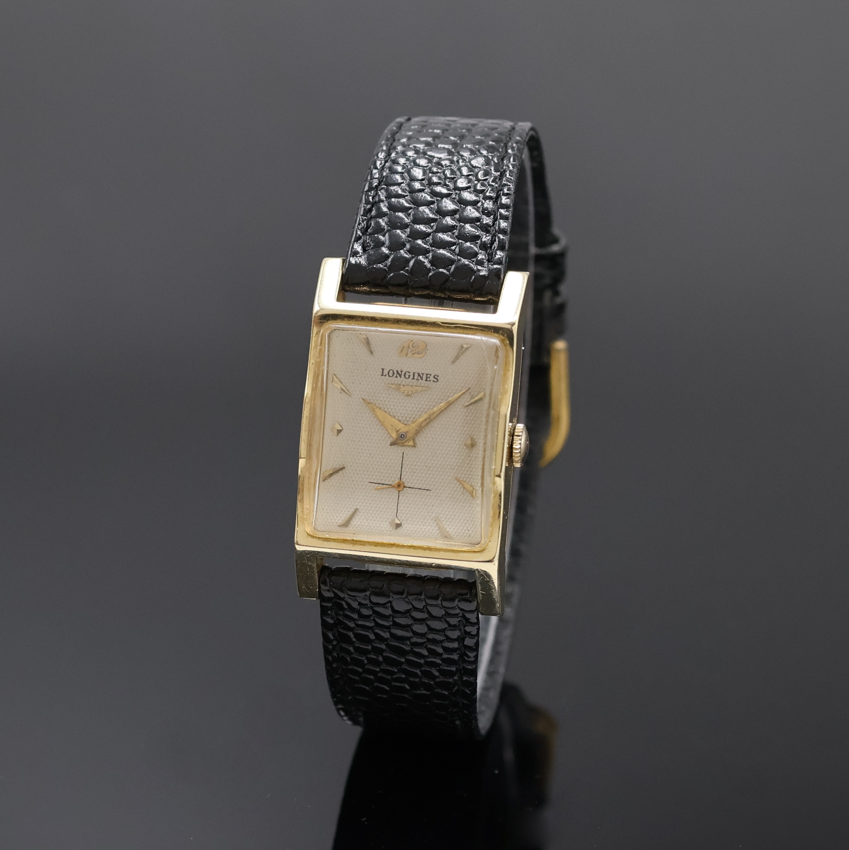 LONGINES Armbanduhr in GG 585/000, Schweiz/USA um 1950, Handaufzug, Boden aufgedr., guill. Zifferbl. m. aufges. Indizes altersbed. pat./fl., kl. Sek. ...