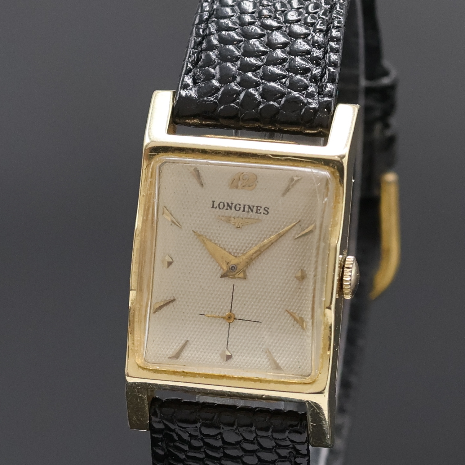 Detail a: LONGINES Armbanduhr in GG 585/000, Schweiz/USA um 1950, Handaufzug, Boden aufgedr., guill. Zifferbl. m. aufges. Indizes altersbed. pat./fl., kl. Sek. ...