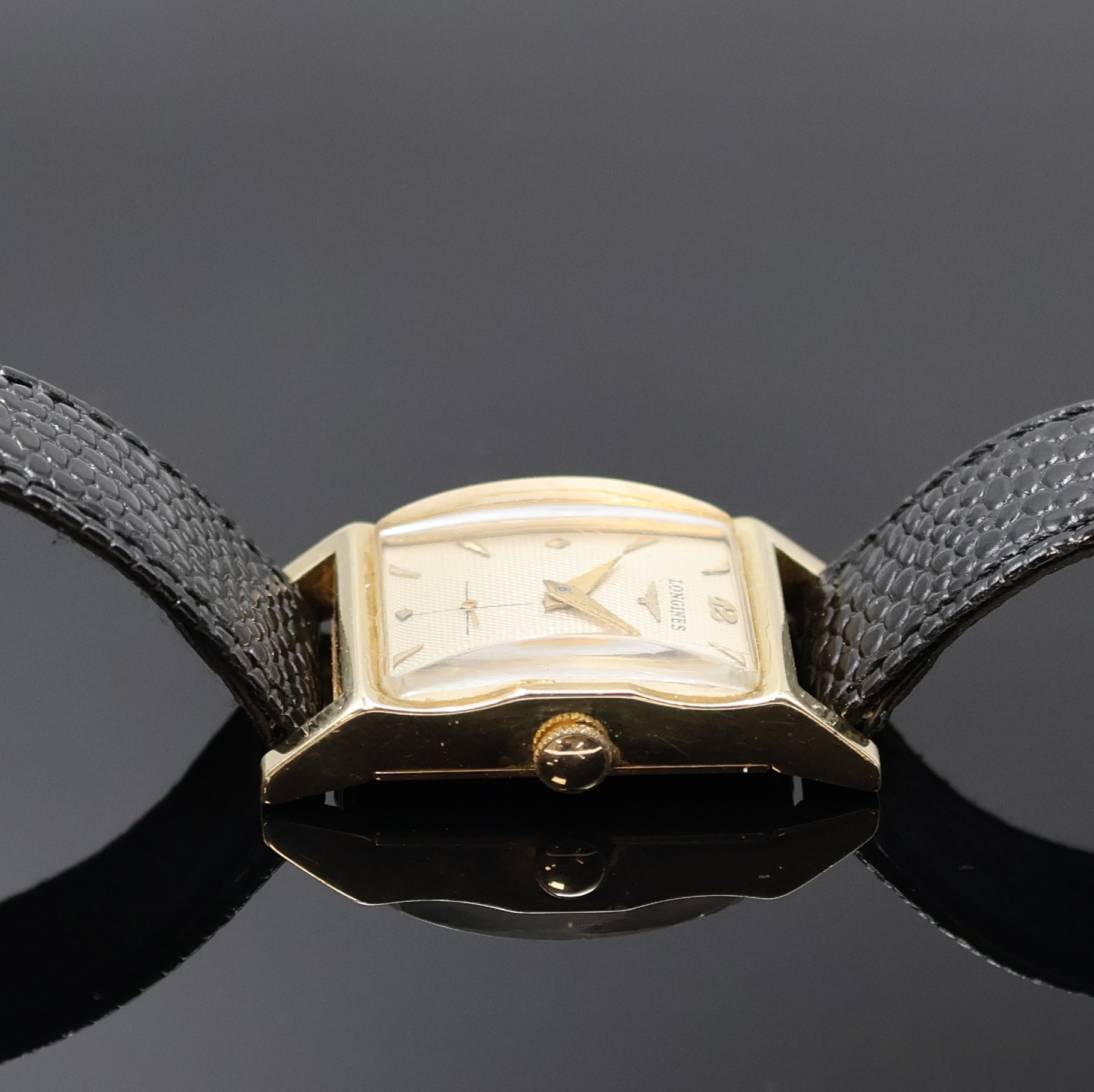 Detail b: LONGINES Armbanduhr in GG 585/000, Schweiz/USA um 1950, Handaufzug, Boden aufgedr., guill. Zifferbl. m. aufges. Indizes altersbed. pat./fl., kl. Sek. ...
