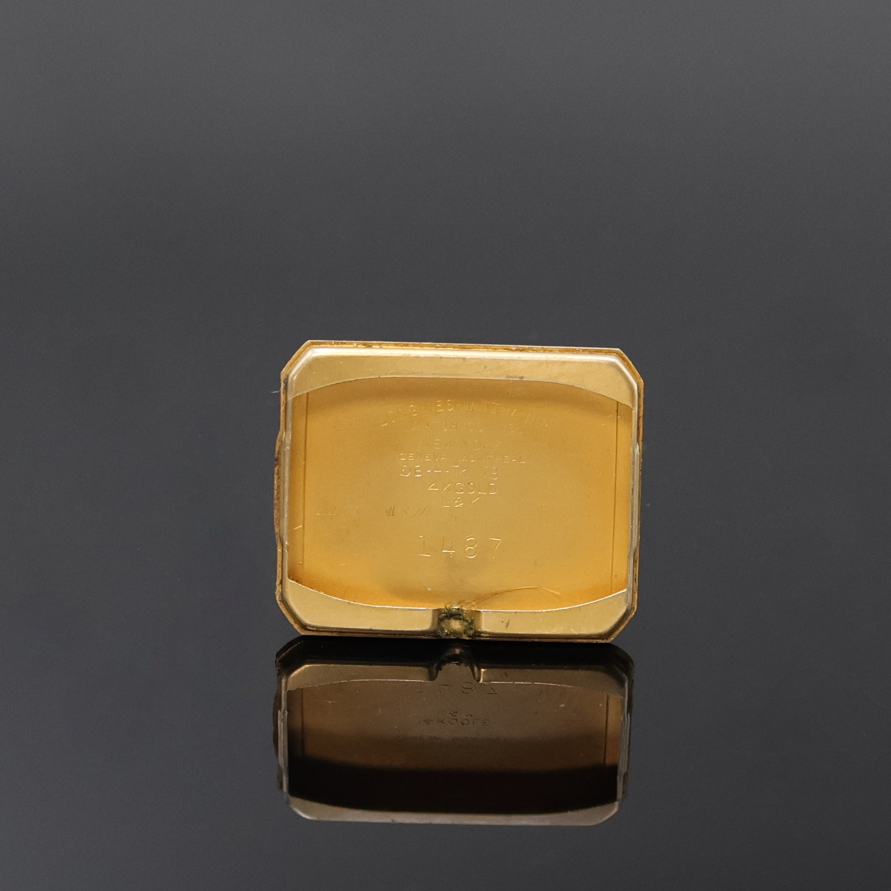 Detail d: LONGINES Armbanduhr in GG 585/000, Schweiz/USA um 1950, Handaufzug, Boden aufgedr., guill. Zifferbl. m. aufges. Indizes altersbed. pat./fl., kl. Sek. ...