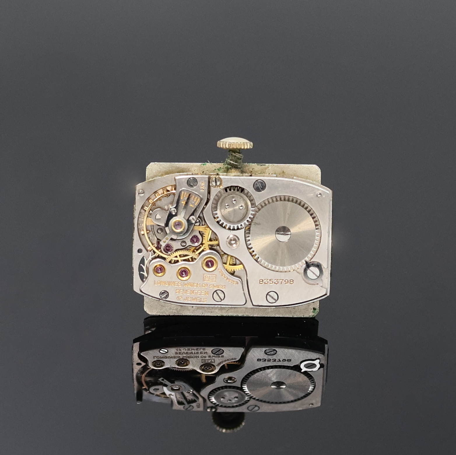 Detail e: LONGINES Armbanduhr in GG 585/000, Schweiz/USA um 1950, Handaufzug, Boden aufgedr., guill. Zifferbl. m. aufges. Indizes altersbed. pat./fl., kl. Sek. ...