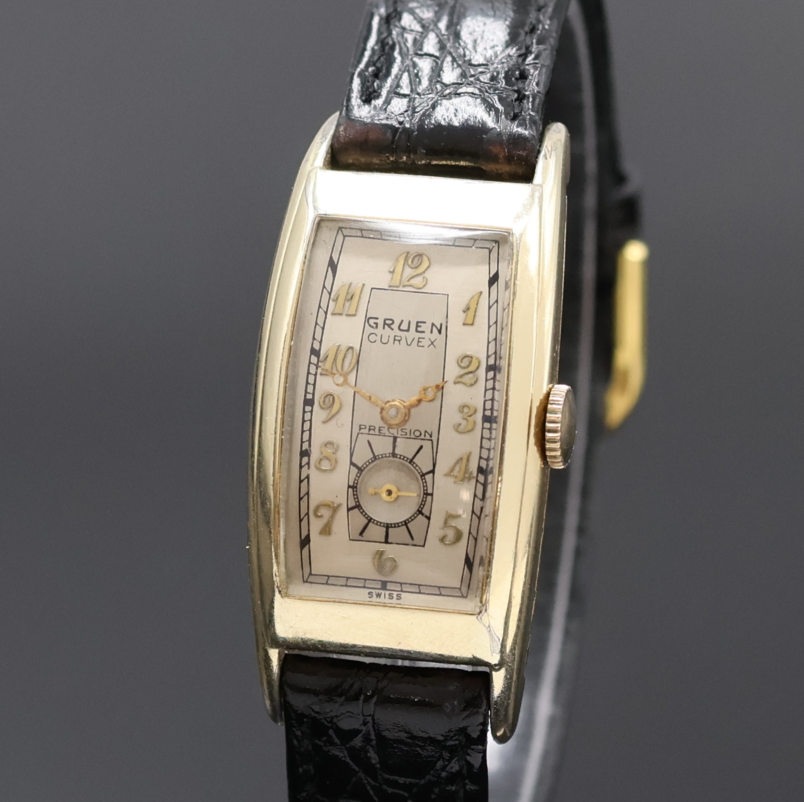 Detail a: GRUEN CURVEX Armbanduhr, Schweiz/USA um 1938, extrem gewölbte Tonnenform, 10k Gold- Filled Geh. ber., Boden aufgedr., 2-farb. vers. Zifferbl. m. ...