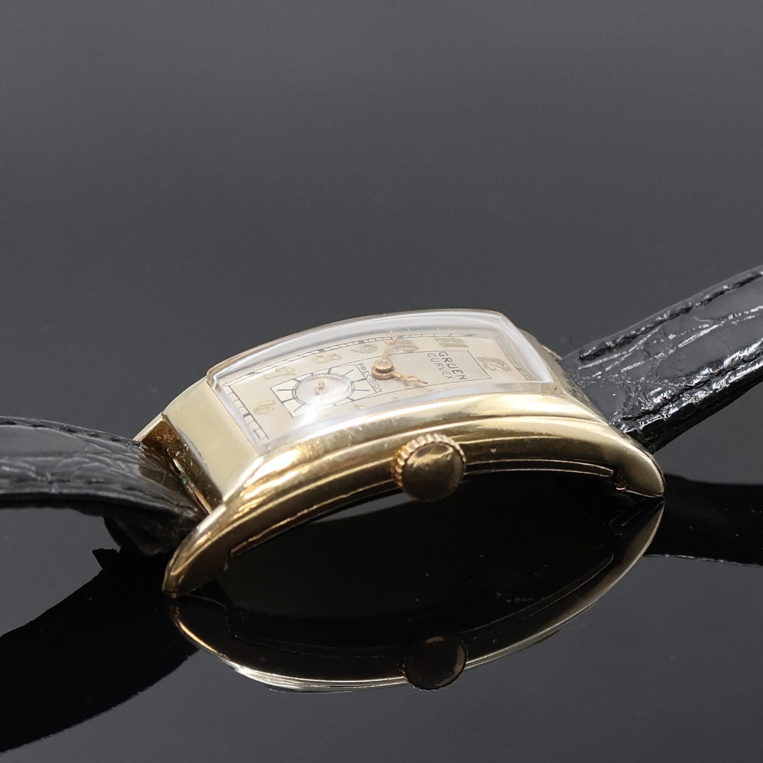 Detail b: GRUEN CURVEX Armbanduhr, Schweiz/USA um 1938, extrem gewölbte Tonnenform, 10k Gold- Filled Geh. ber., Boden aufgedr., 2-farb. vers. Zifferbl. m. ...