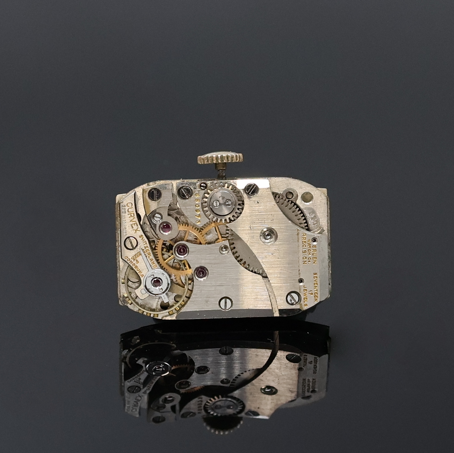 Detail e: GRUEN CURVEX Armbanduhr, Schweiz/USA um 1938, extrem gewölbte Tonnenform, 10k Gold- Filled Geh. ber., Boden aufgedr., 2-farb. vers. Zifferbl. m. ...