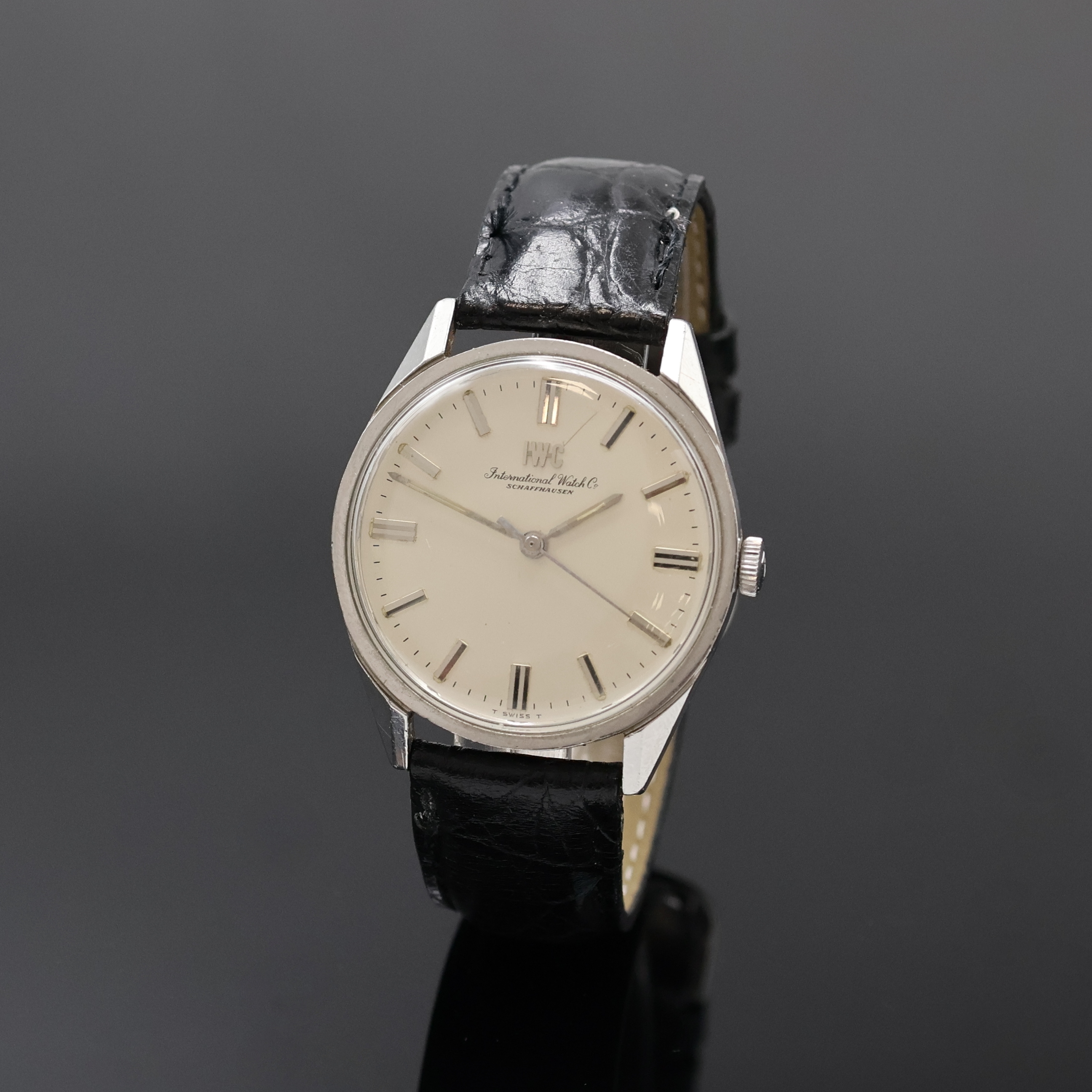 IWC Herrenarmbanduhr in Stahl Referenz R810, Handaufzug, Schweiz um 1967, 2-teil. Geh., Boden verschr., silb. Zifferbl. m. aufgel. Indizes und ...