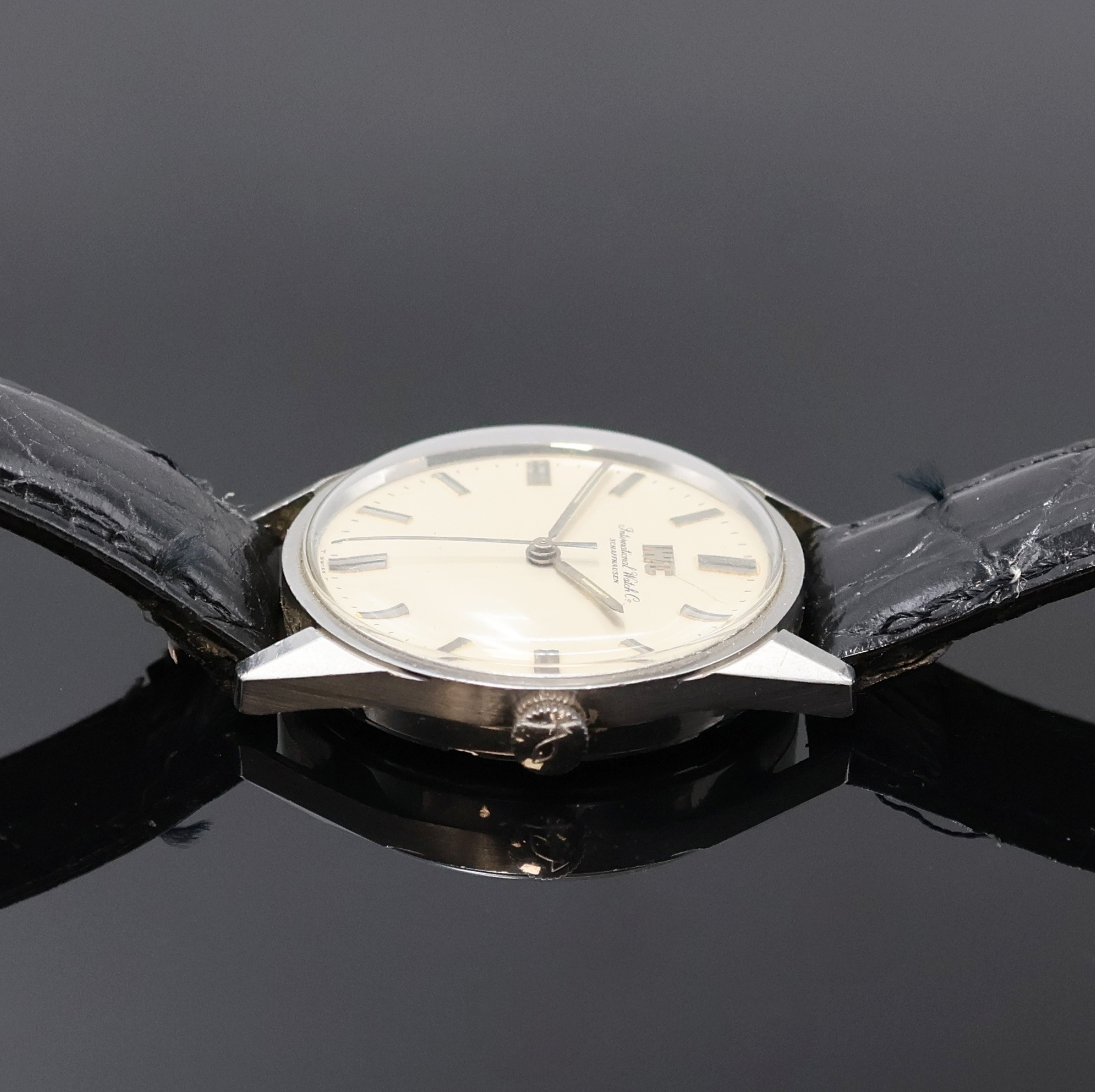 Detail b: IWC Herrenarmbanduhr in Stahl Referenz R810, Handaufzug, Schweiz um 1967, 2-teil. Geh., Boden verschr., silb. Zifferbl. m. aufgel. Indizes und ...