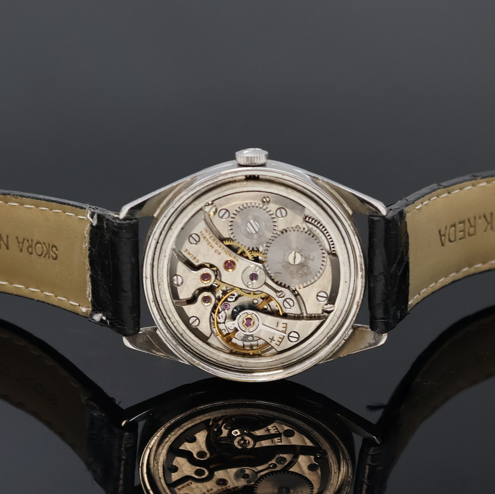Detail d: IWC Herrenarmbanduhr in Stahl Referenz R810, Handaufzug, Schweiz um 1967, 2-teil. Geh., Boden verschr., silb. Zifferbl. m. aufgel. Indizes und ...
