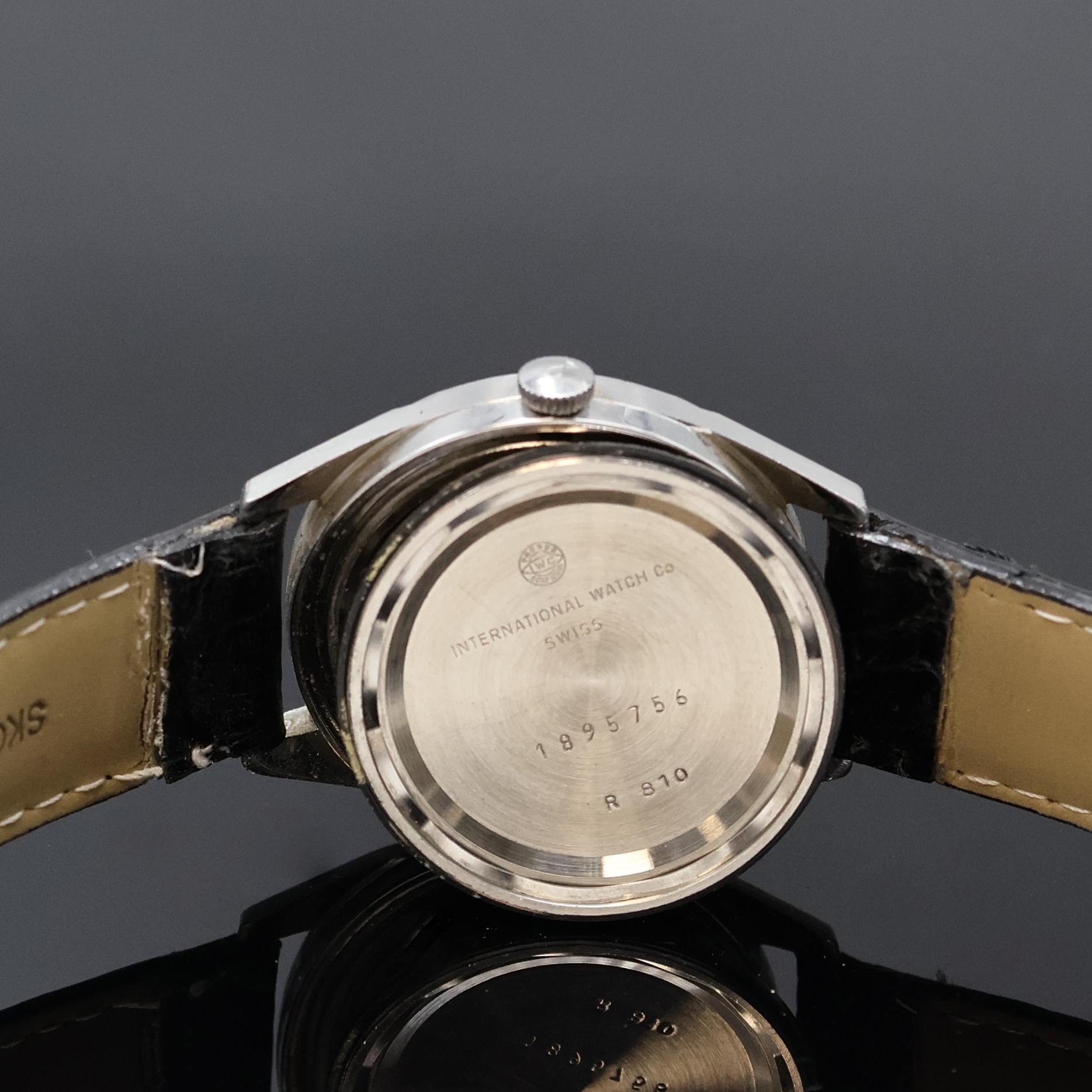 Detail e: IWC Herrenarmbanduhr in Stahl Referenz R810, Handaufzug, Schweiz um 1967, 2-teil. Geh., Boden verschr., silb. Zifferbl. m. aufgel. Indizes und ...