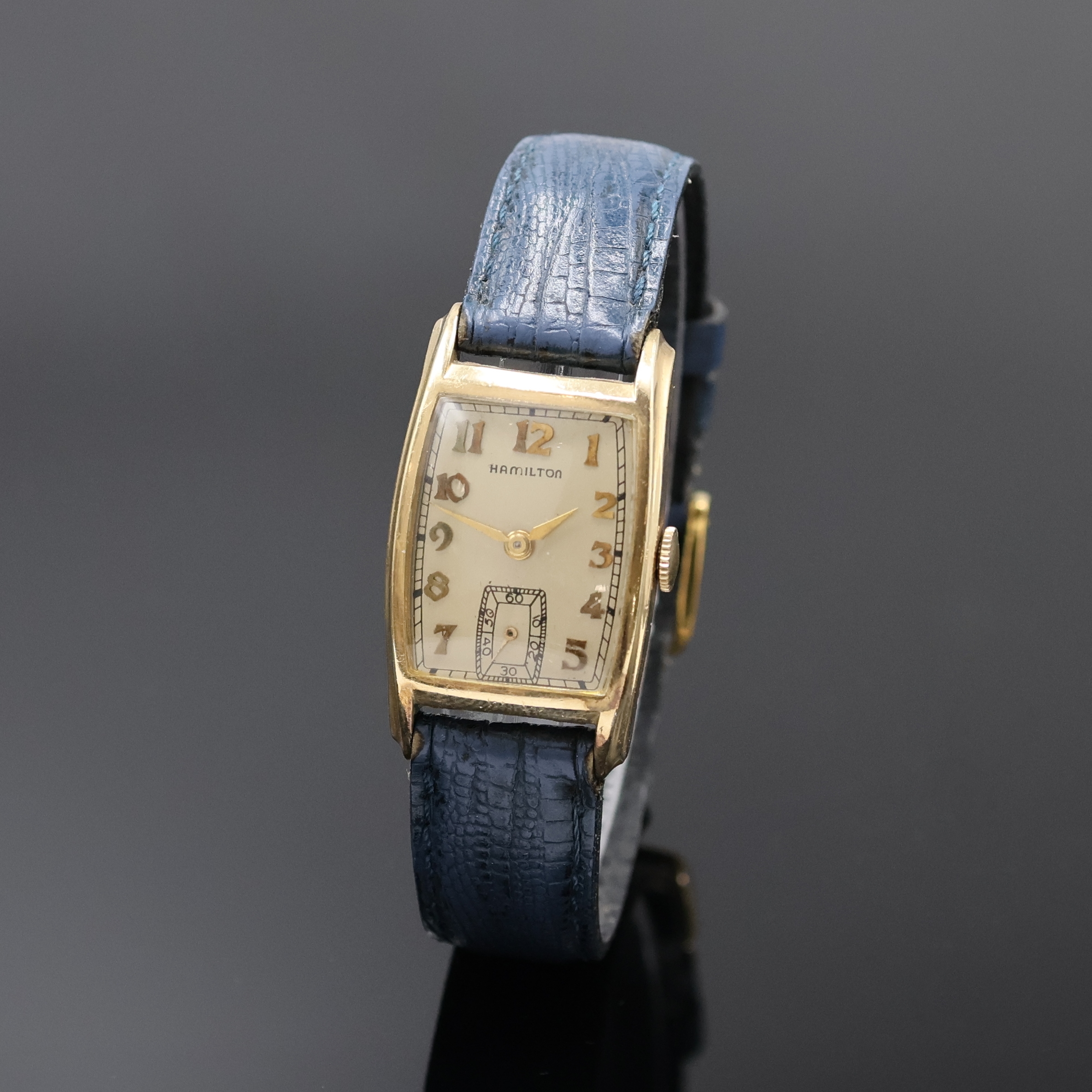 HAMILTON Herrenarmbanduhr, Handaufzug, USA um 1945, Tonnenform 10k Gold Filled Geh. in sich gew., Boden aufgedr., vers. Zifferbl. m. aufges. arab. ...