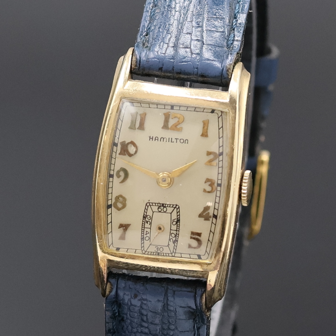 Detail a: HAMILTON Herrenarmbanduhr, Handaufzug, USA um 1945, Tonnenform 10k Gold Filled Geh. in sich gew., Boden aufgedr., vers. Zifferbl. m. aufges. arab. ...