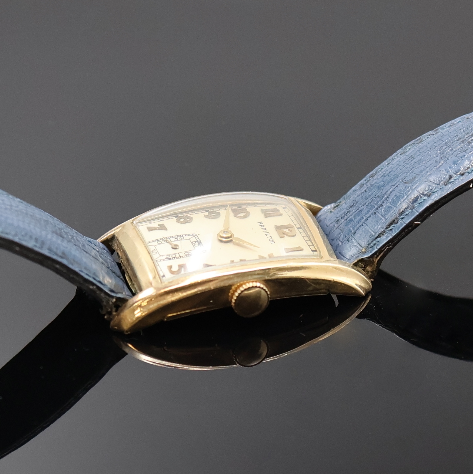Detail b: HAMILTON Herrenarmbanduhr, Handaufzug, USA um 1945, Tonnenform 10k Gold Filled Geh. in sich gew., Boden aufgedr., vers. Zifferbl. m. aufges. arab. ...