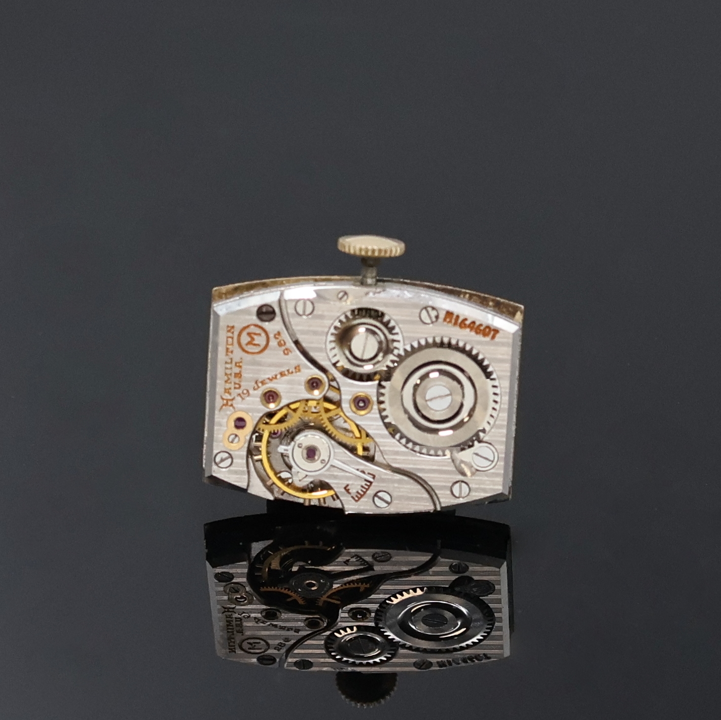 Detail e: HAMILTON Herrenarmbanduhr, Handaufzug, USA um 1945, Tonnenform 10k Gold Filled Geh. in sich gew., Boden aufgedr., vers. Zifferbl. m. aufges. arab. ...