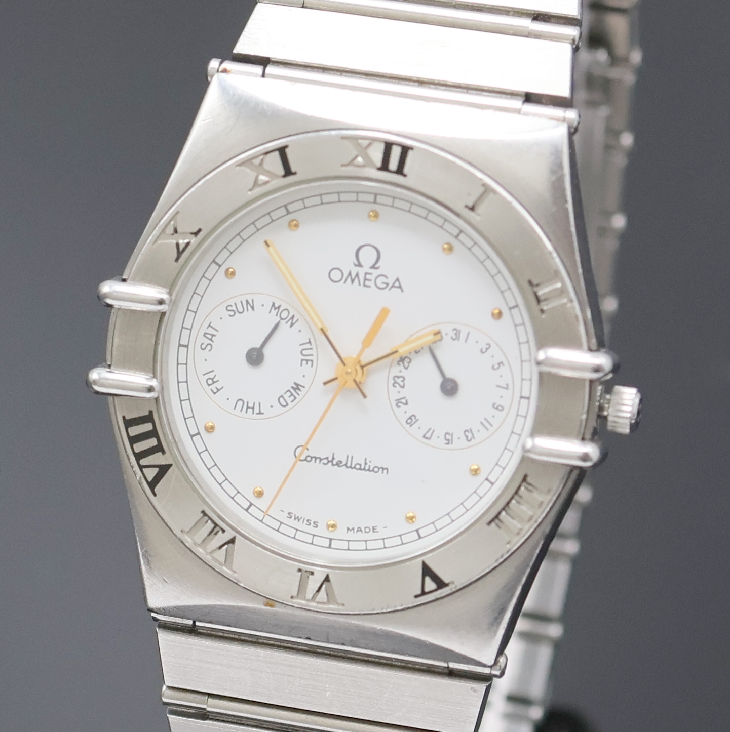 Detail a: OMEGA Constellation Armbanduhr Referenz 396.1069, Schweiz um 1990, quarz, Edelstahlgeh. inkl. Gliederband m. Faltschl., Boden m. Darst. Sternwarte ...