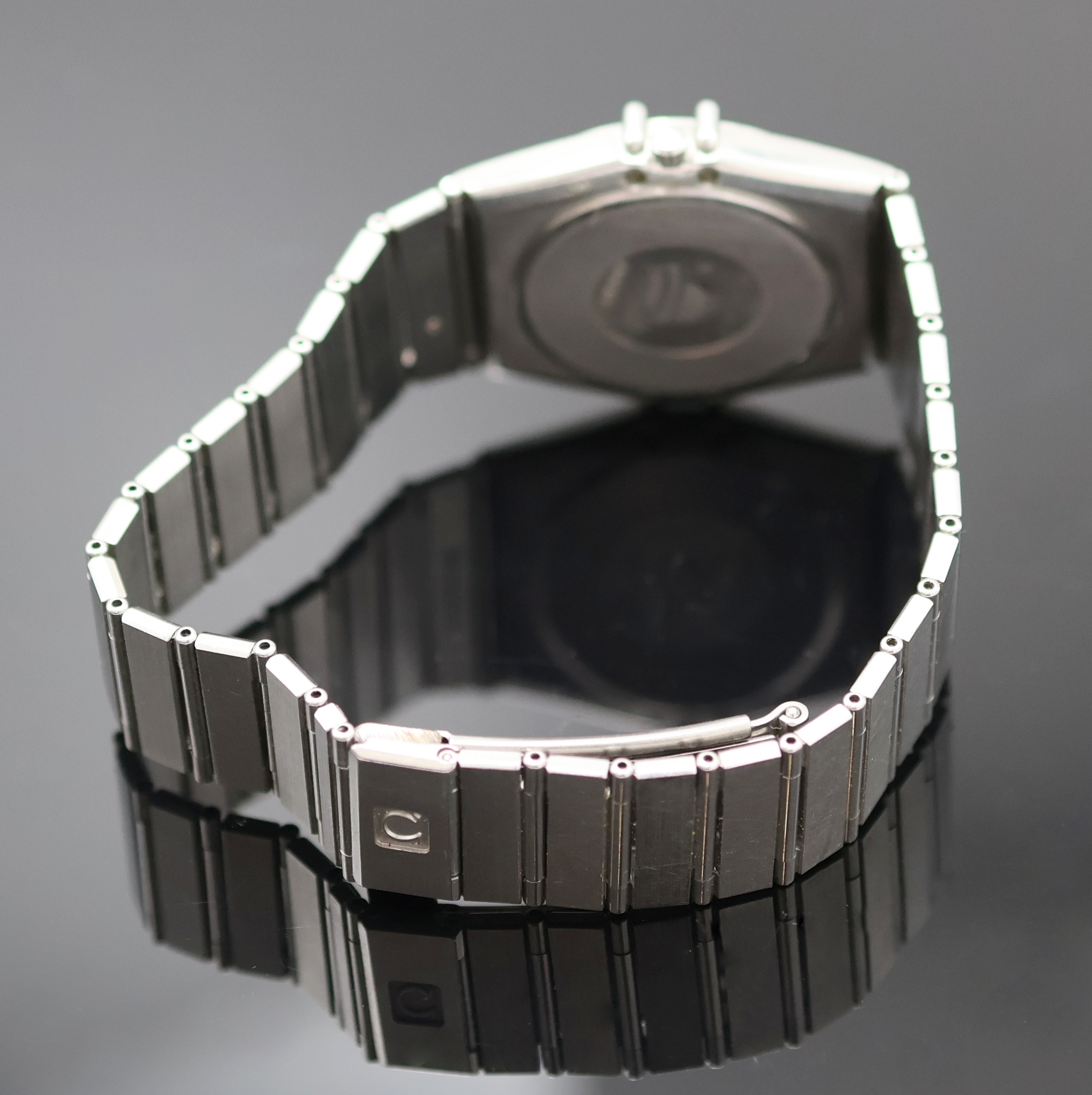 Detail b: OMEGA Constellation Armbanduhr Referenz 396.1069, Schweiz um 1990, quarz, Edelstahlgeh. inkl. Gliederband m. Faltschl., Boden m. Darst. Sternwarte ...