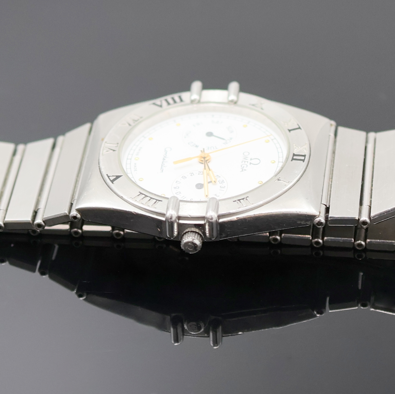 Detail c: OMEGA Constellation Armbanduhr Referenz 396.1069, Schweiz um 1990, quarz, Edelstahlgeh. inkl. Gliederband m. Faltschl., Boden m. Darst. Sternwarte ...