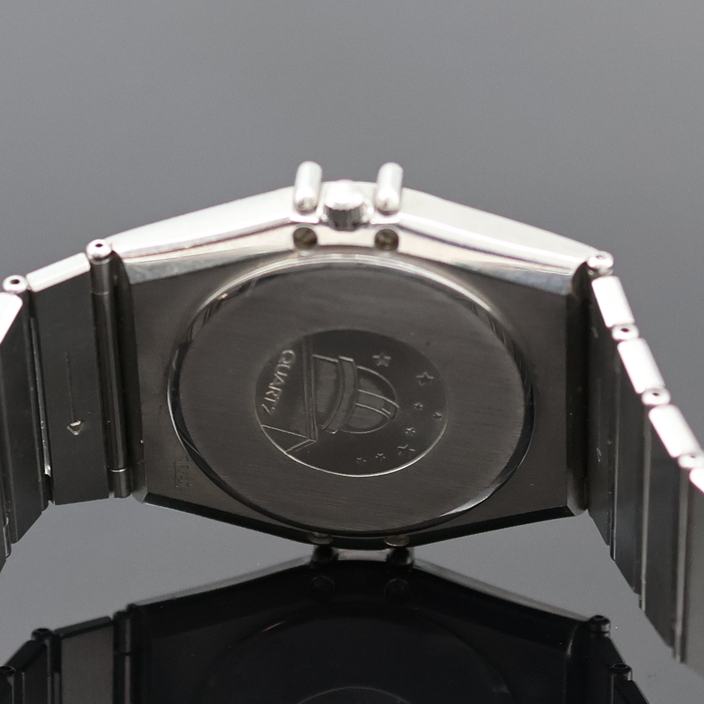 Detail d: OMEGA Constellation Armbanduhr Referenz 396.1069, Schweiz um 1990, quarz, Edelstahlgeh. inkl. Gliederband m. Faltschl., Boden m. Darst. Sternwarte ...