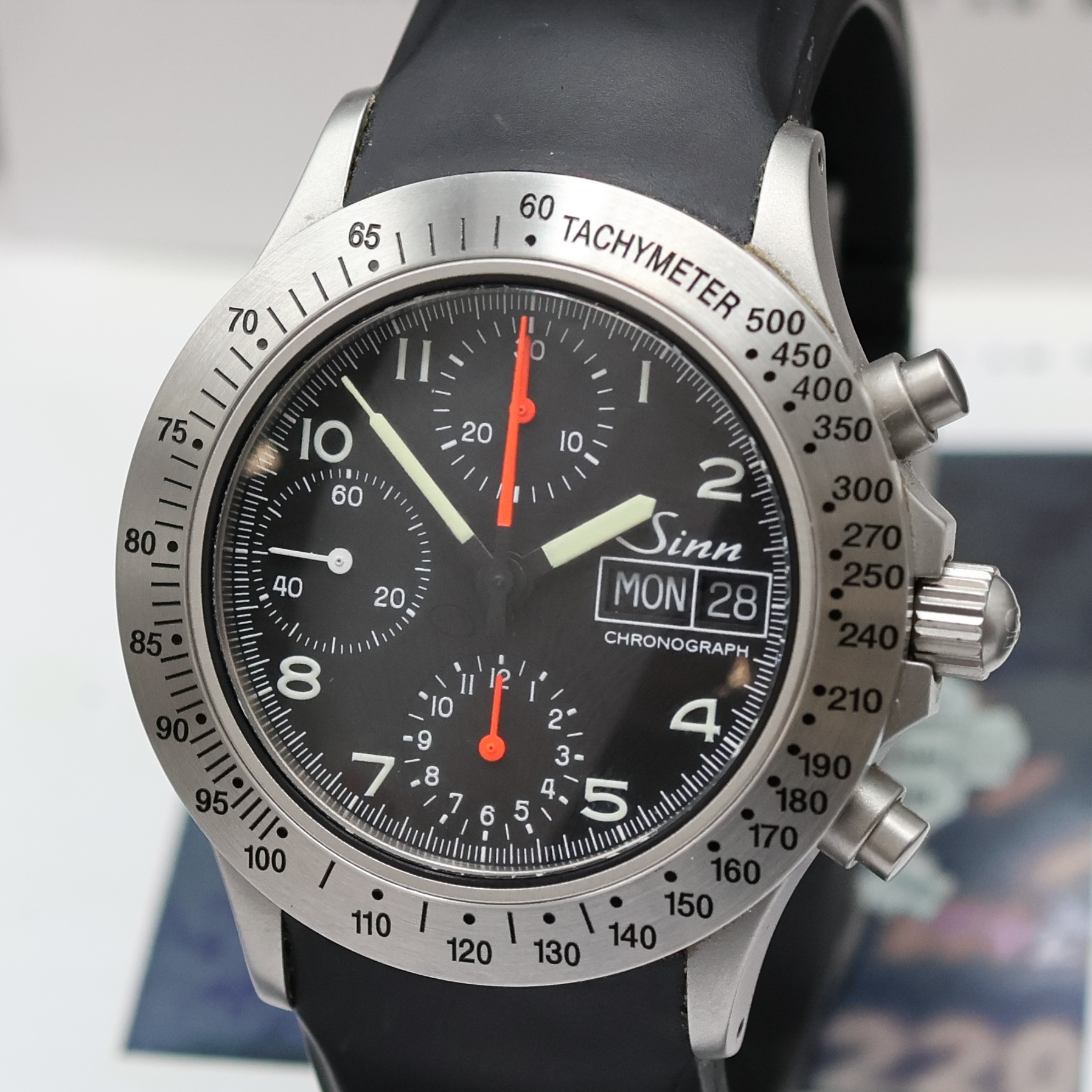 Detail a: SINN Armbandchronograph 256, Schweiz verk. lt. Pap. am 01/2010, Automatik, Boden u. Krone verschr., Kautschukband m. dopp. Faltschl., Lünette m. ...