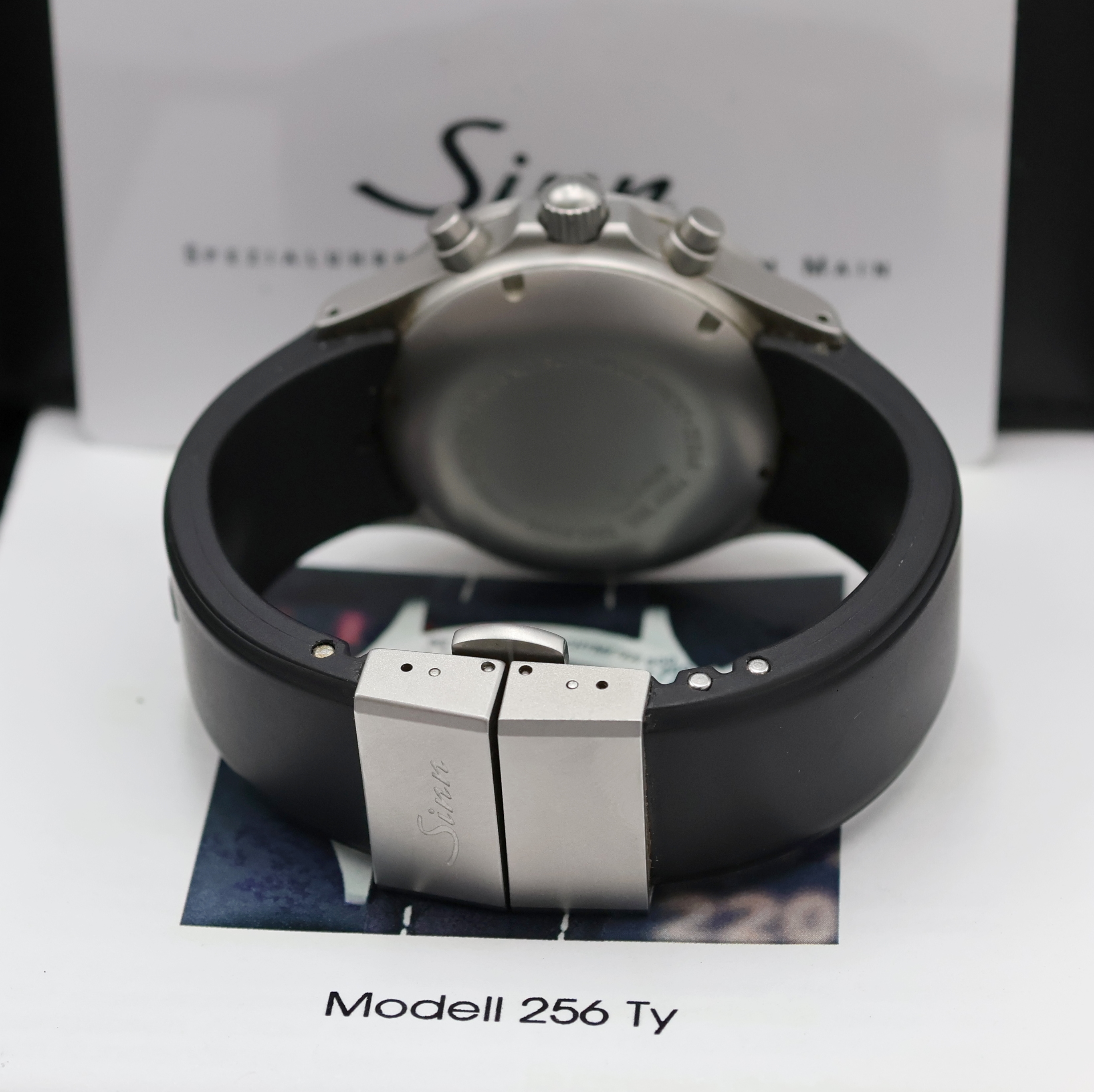Detail b: SINN Armbandchronograph 256, Schweiz verk. lt. Pap. am 01/2010, Automatik, Boden u. Krone verschr., Kautschukband m. dopp. Faltschl., Lünette m. ...