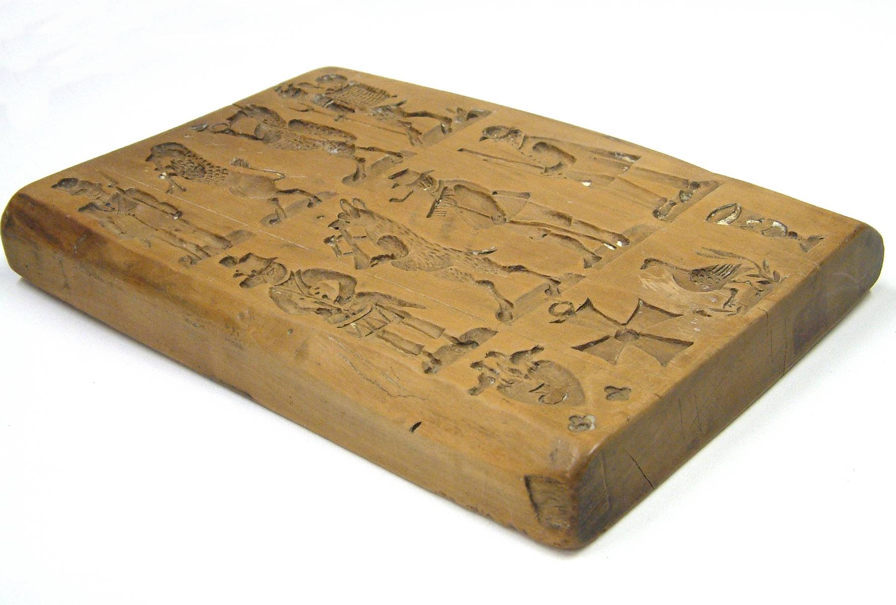 Detail a: Holzmodel, sog. Springerle Model, süddt. um 1820, beidseitig geschnitzt, Reiter bayr. Kürassier mit Raupenhelm, verso musizierende Tiere, z.T. in ...