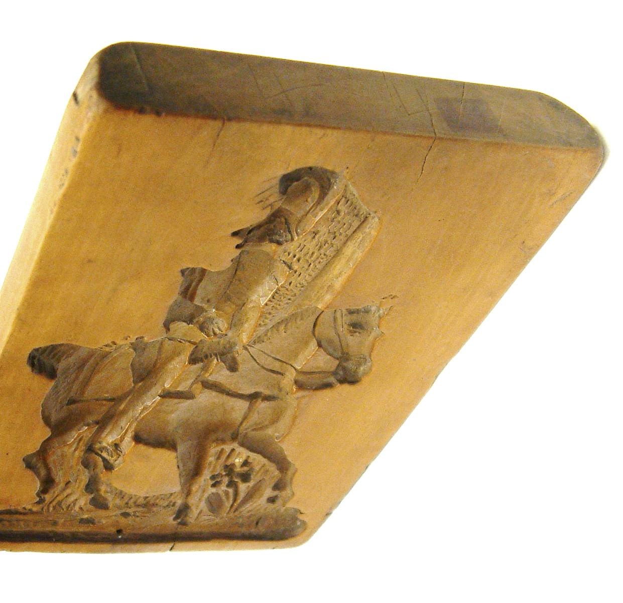 Detail b: Holzmodel, sog. Springerle Model, süddt. um 1820, beidseitig geschnitzt, Reiter bayr. Kürassier mit Raupenhelm, verso musizierende Tiere, z.T. in ...