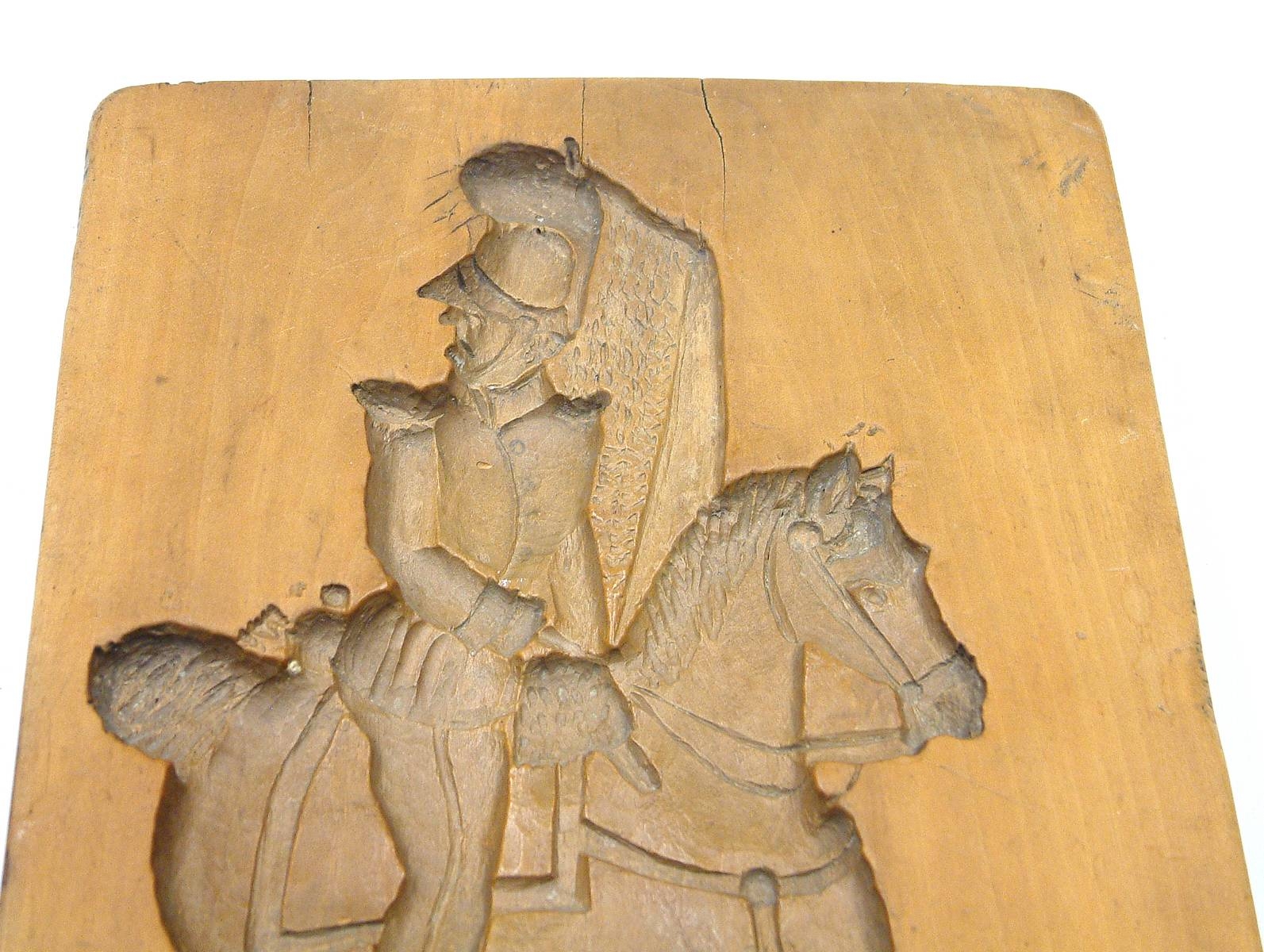 Detail d: Holzmodel, sog. Springerle Model, süddt. um 1820, beidseitig geschnitzt, Reiter bayr. Kürassier mit Raupenhelm, verso musizierende Tiere, z.T. in ...