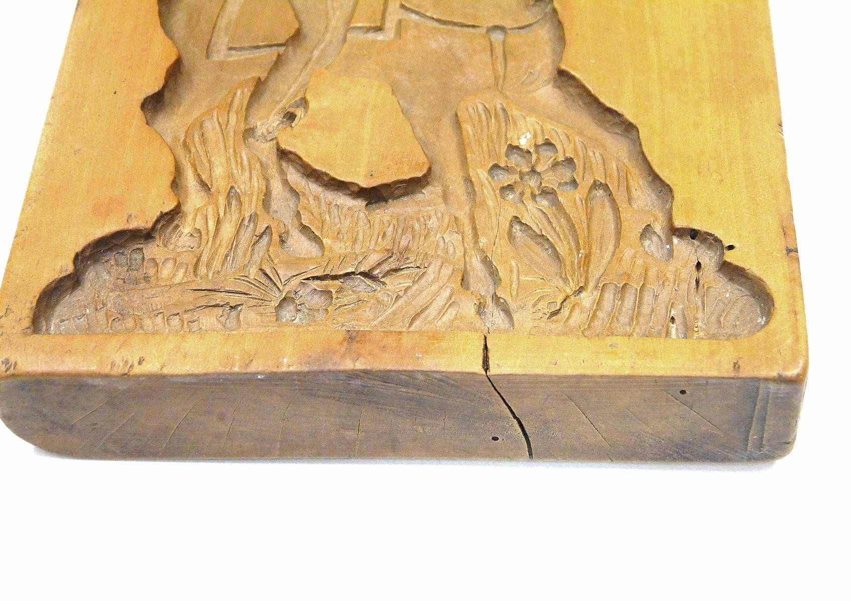 Detail e: Holzmodel, sog. Springerle Model, süddt. um 1820, beidseitig geschnitzt, Reiter bayr. Kürassier mit Raupenhelm, verso musizierende Tiere, z.T. in ...