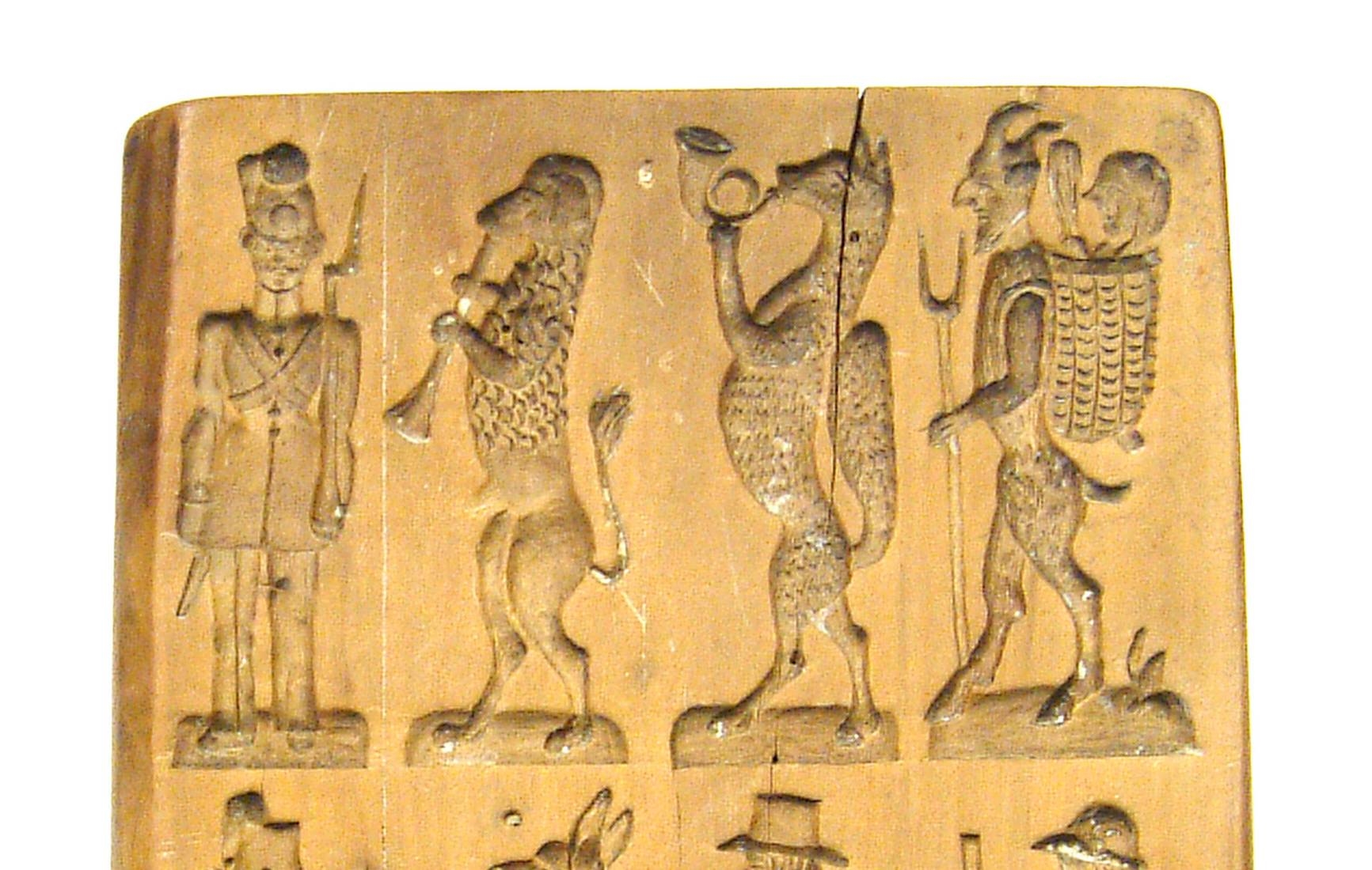 Detail f: Holzmodel, sog. Springerle Model, süddt. um 1820, beidseitig geschnitzt, Reiter bayr. Kürassier mit Raupenhelm, verso musizierende Tiere, z.T. in ...
