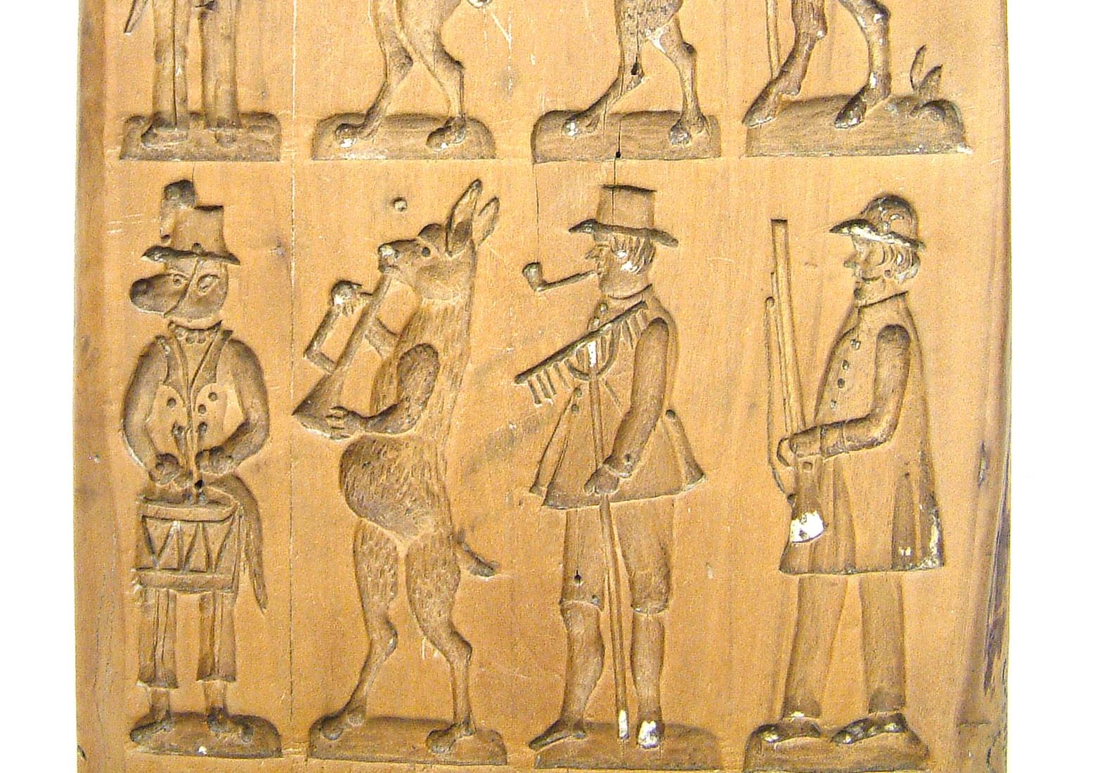 Detail g: Holzmodel, sog. Springerle Model, süddt. um 1820, beidseitig geschnitzt, Reiter bayr. Kürassier mit Raupenhelm, verso musizierende Tiere, z.T. in ...