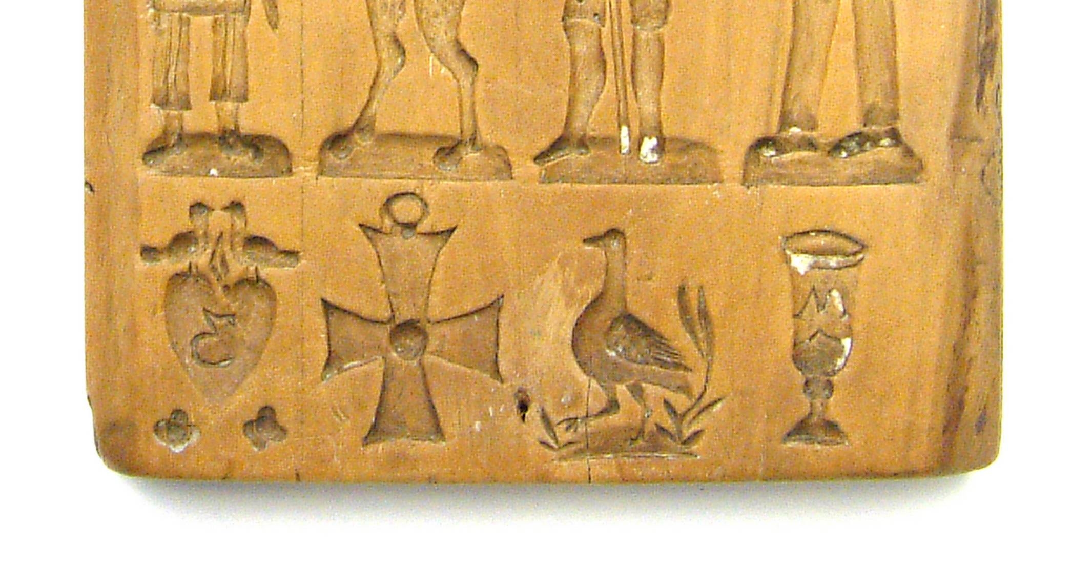 Detail h: Holzmodel, sog. Springerle Model, süddt. um 1820, beidseitig geschnitzt, Reiter bayr. Kürassier mit Raupenhelm, verso musizierende Tiere, z.T. in ...