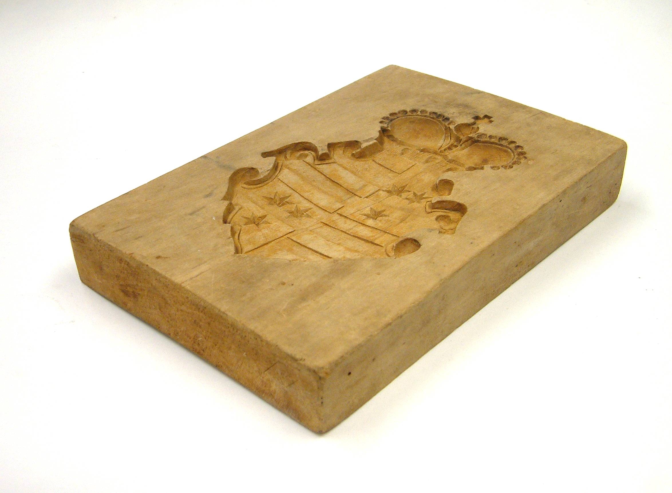 Detail a: Holzmodel, Wappen der Grafen / Grafschaft Erbach (Odenwald), um 1800, tiefe Schnitzarbeiten, viergeteiltes Barockwappen der Linie Erbach-Breuberg, ...