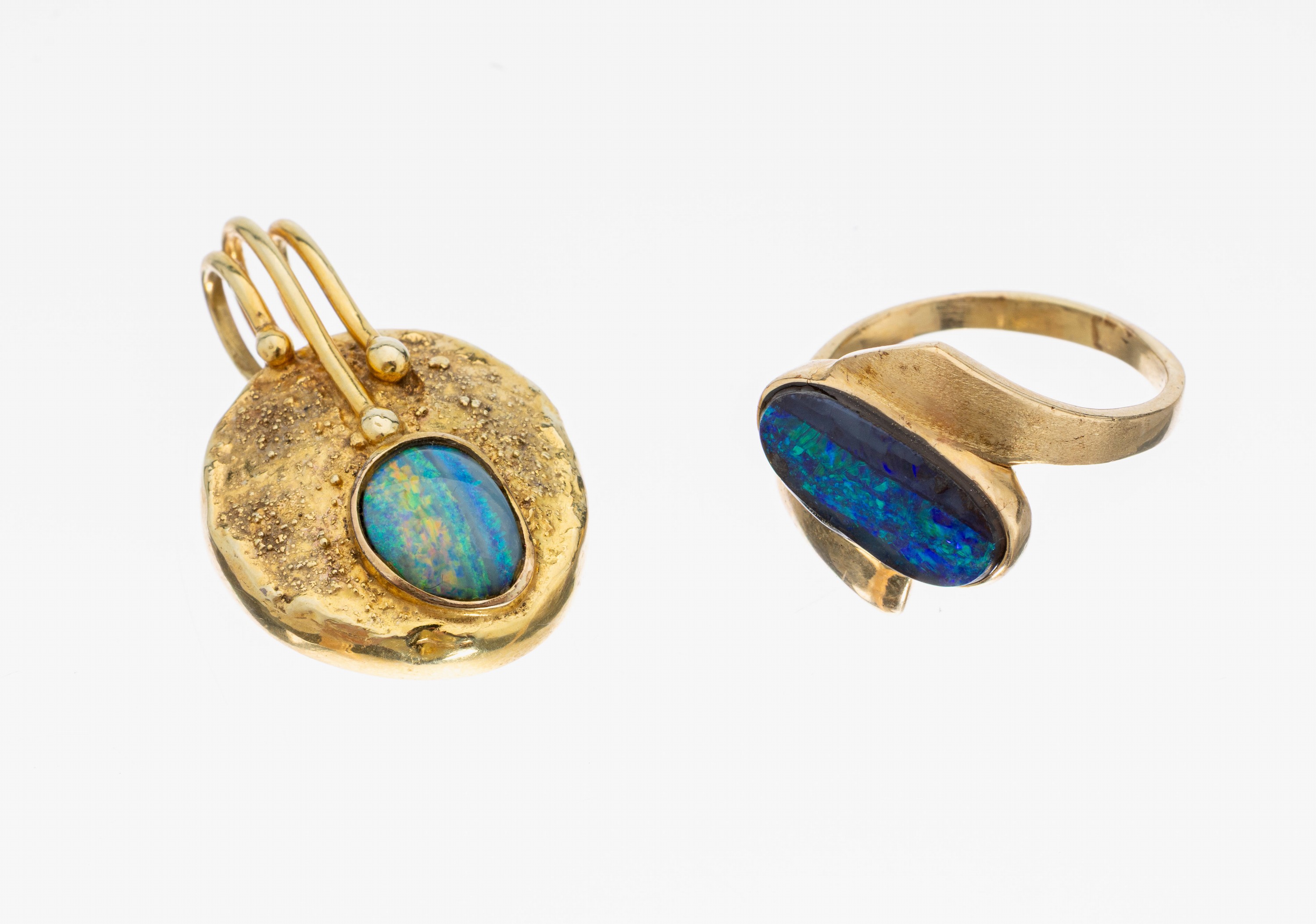 14 kt Gold Opal-Konvolut, GG 585/000, best.aus: 1 Ring, RW 55, ovaler Boulderopal, blau- grünes Farbspiel, und 1 Anhänger, Oberfläche strukt., ...