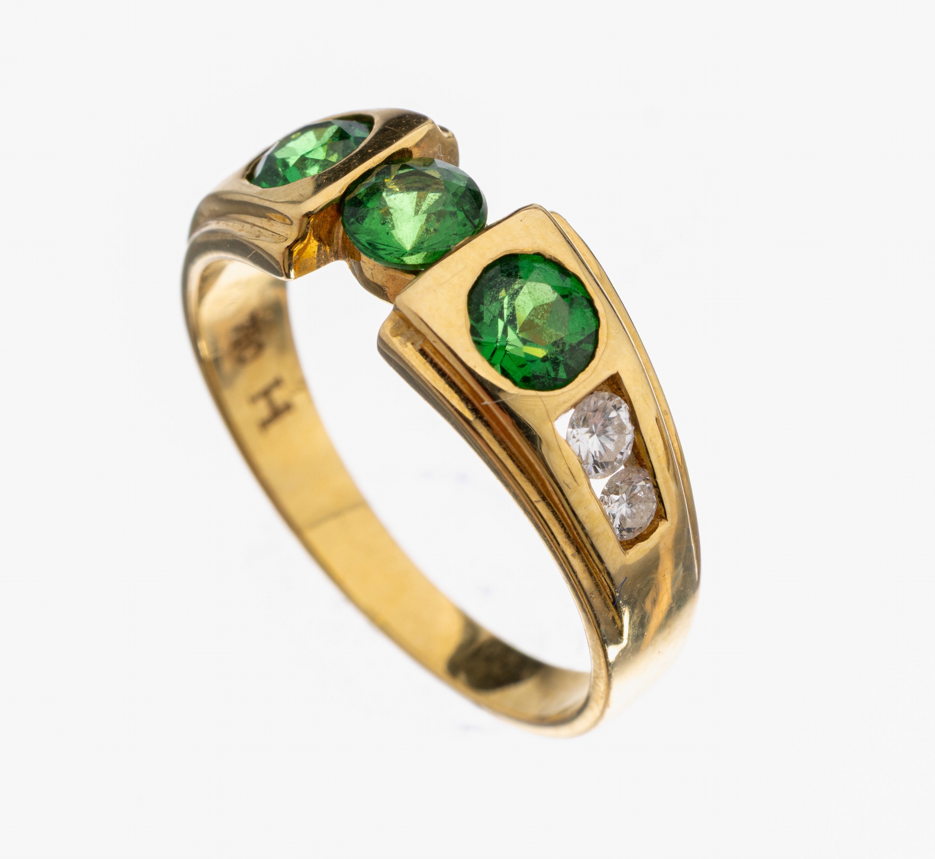 18 kt Gold Tsavorith-Brillant-Ring, GG 750/00, 3 rundfacett. Tsavorithe zus. ca. 0.40ct, 4 Brillanten zus. ca. 0.10 ct Weiß/si, RW 52, ca. 3.8 g