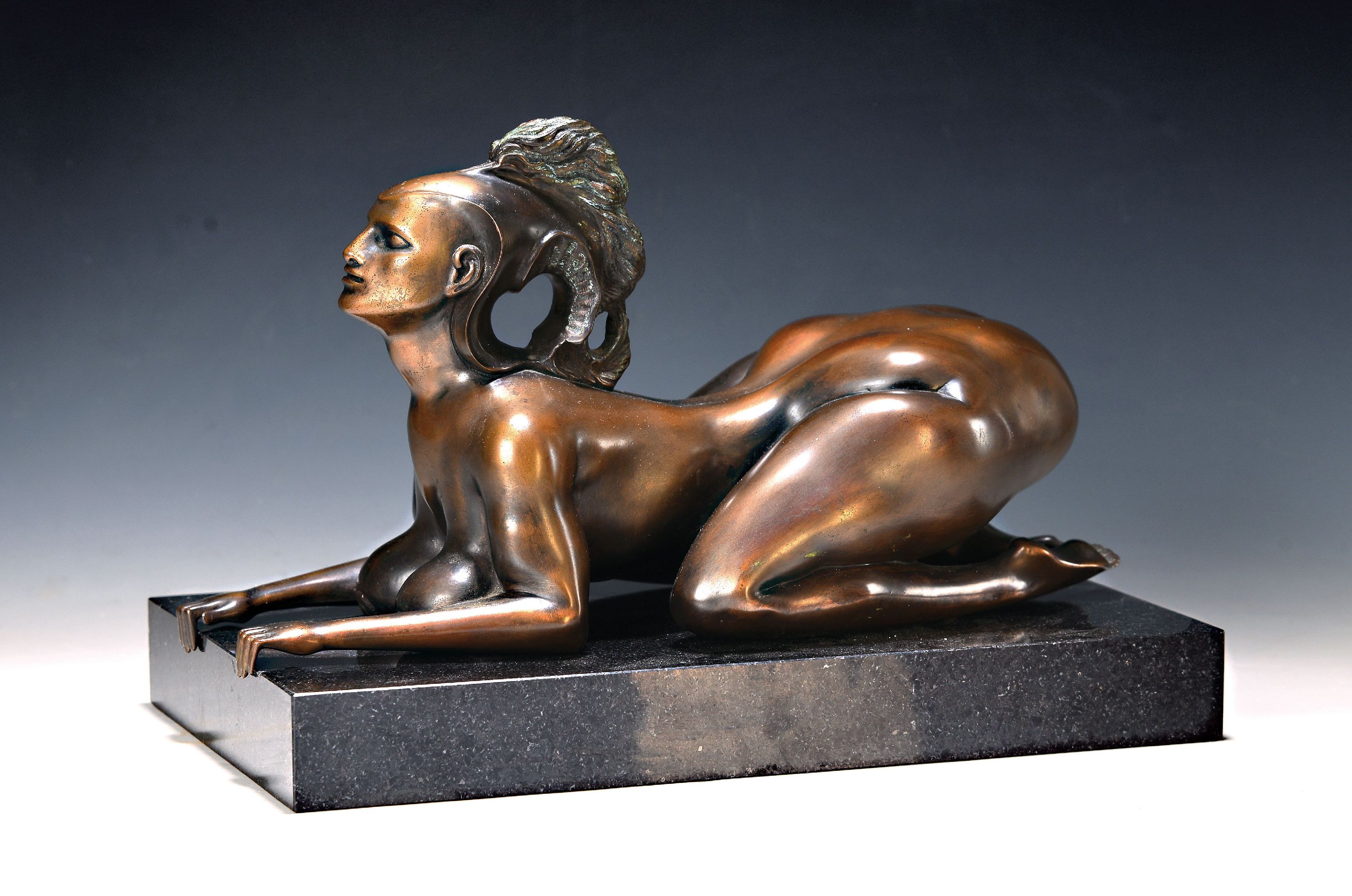 Ernst Fuchs, Wien 1930 - 2015, Bronzefigur, Sphinx, 1977, Gießerstempel Venturi Arte, signiert, num. 472/1000, ca. 19 x 35 x 15 cm, auf schwarzem ...