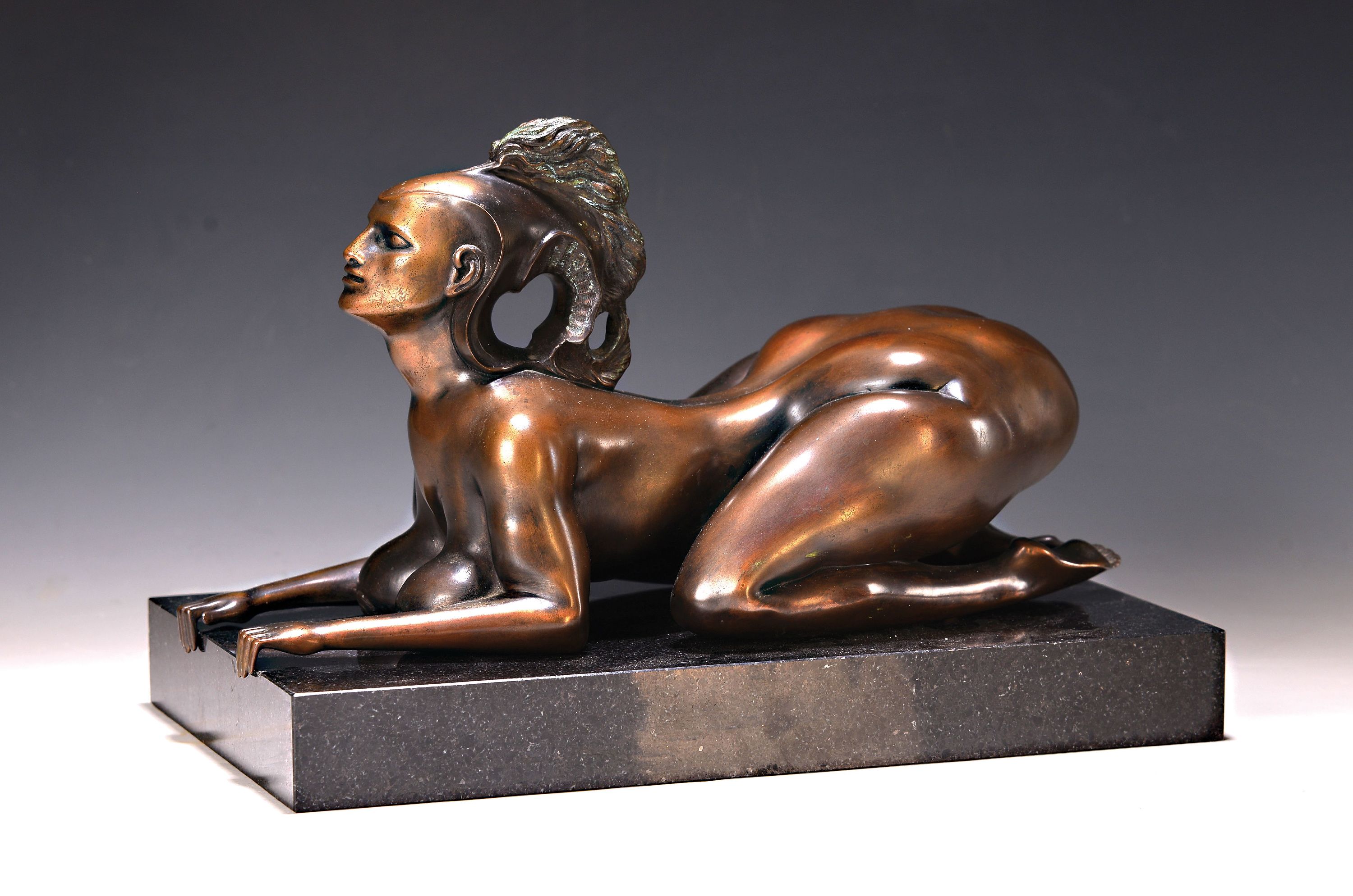 Detail k: Ernst Fuchs, Wien 1930 - 2015, Bronzefigur, Sphinx, 1977, Gießerstempel Venturi Arte, signiert, num. 472/1000, ca. 19 x 35 x 15 cm, auf schwarzem ...