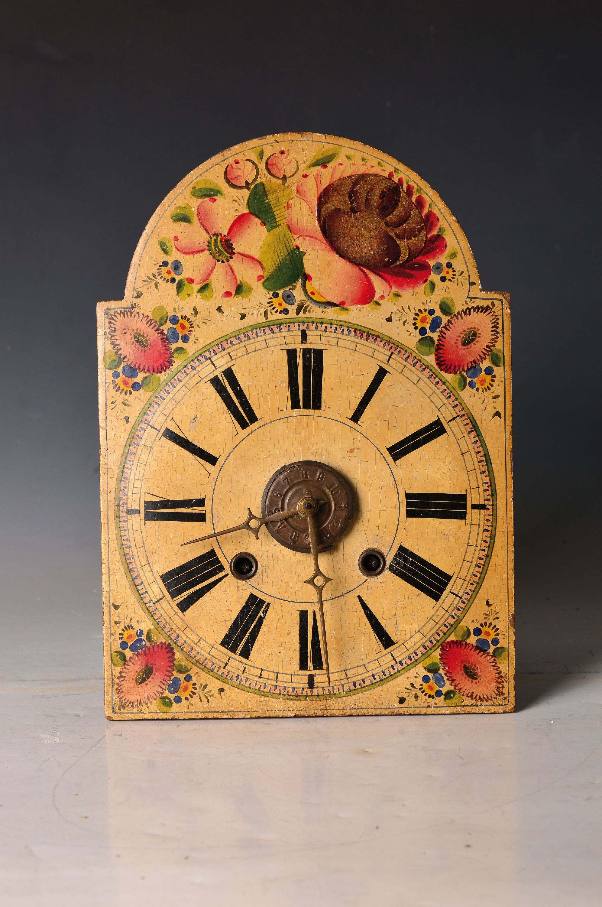 Detail a: Schilderuhr sog. Wochenläufer, Schwarzwald um 1850, floral bemalt mit leichter Ziffern Erhöhung, großes Holzplatinenwerk, metallgespindelt, ...