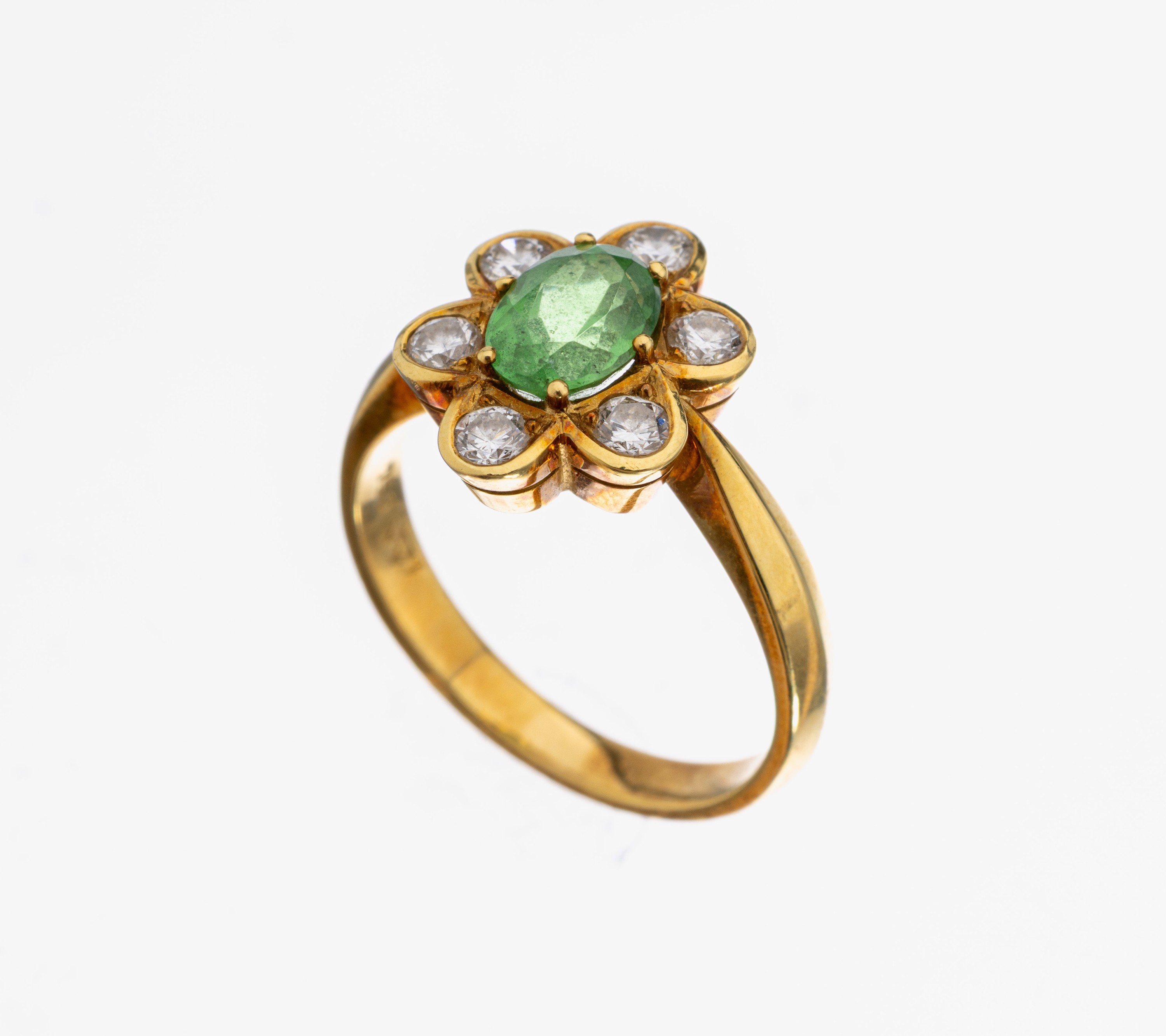 18 kt Gold Granat-Brillant-Ring, GG 750/000, blütenförm. Ringkopf, ovalfacett. grüner ovalfacett. Granat, 6 Brillanten zus. ca. 0.36 ct feines ...