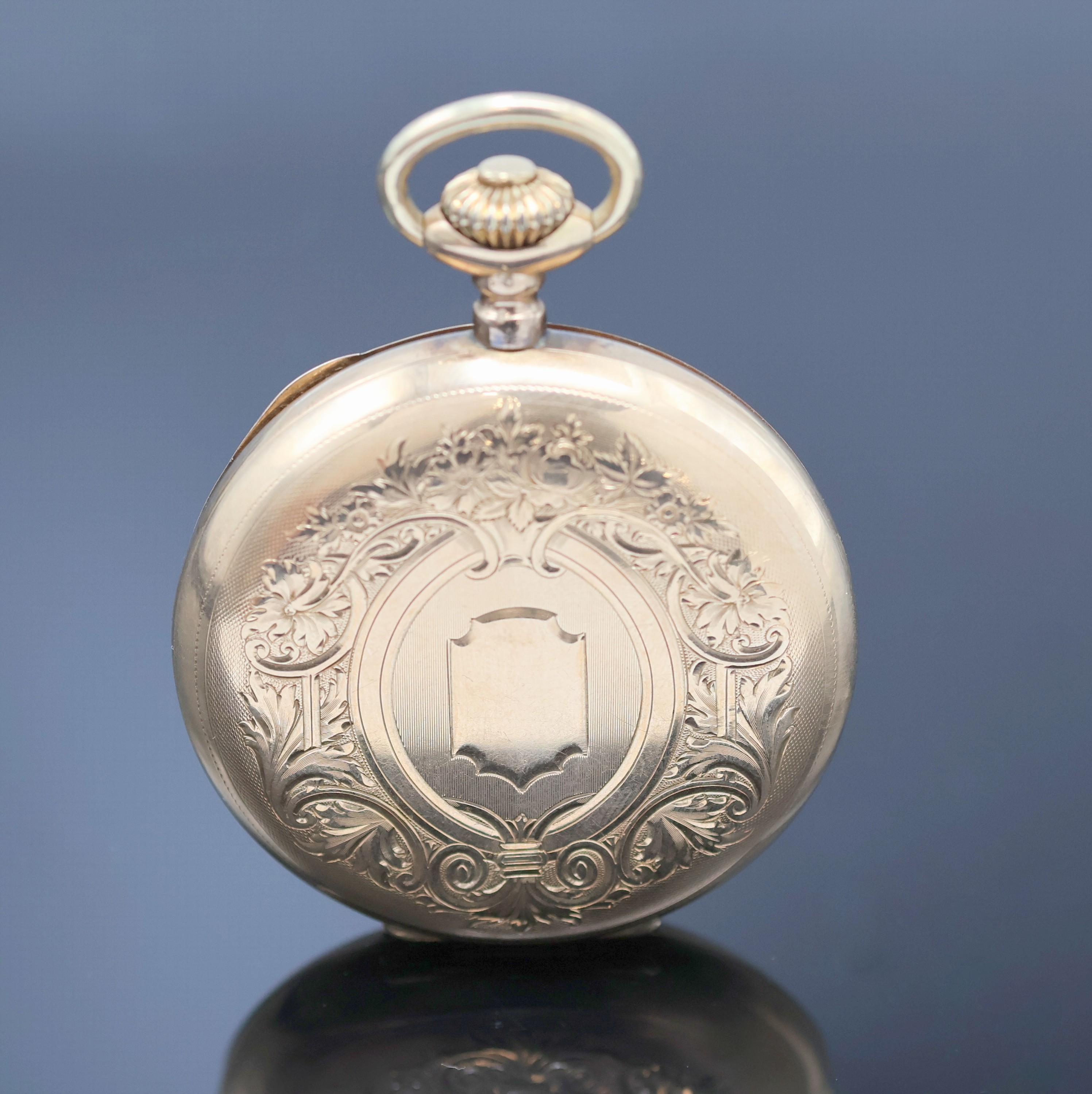 Detail a: LOUIS GRISEL Herrensavonette in RoseG 585/000, Schweiz um 1910, 3-Deckel Goldgeh. dell., floral grav. Sprung- u. Rückdeckel, Emailzifferbl. m. röm. ...