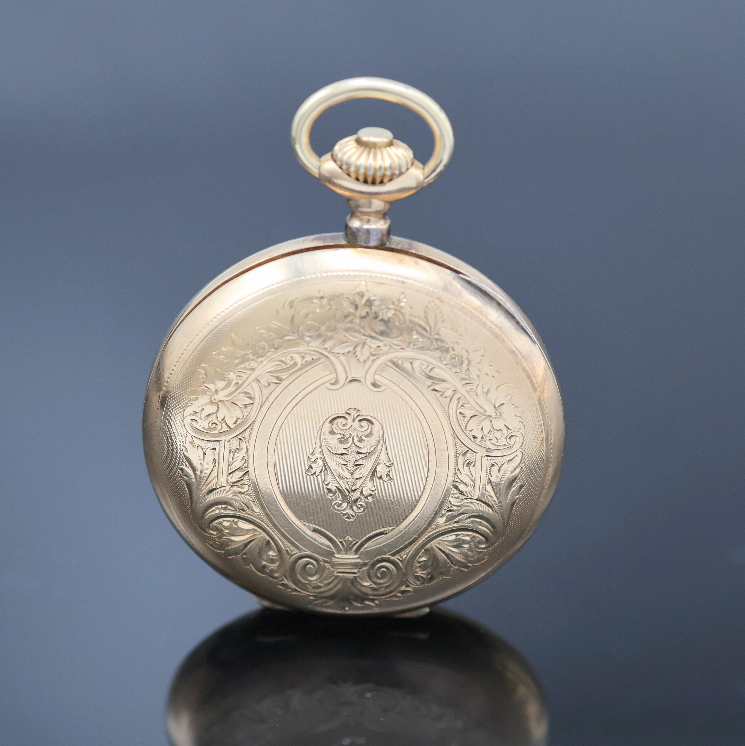 Detail b: LOUIS GRISEL Herrensavonette in RoseG 585/000, Schweiz um 1910, 3-Deckel Goldgeh. dell., floral grav. Sprung- u. Rückdeckel, Emailzifferbl. m. röm. ...